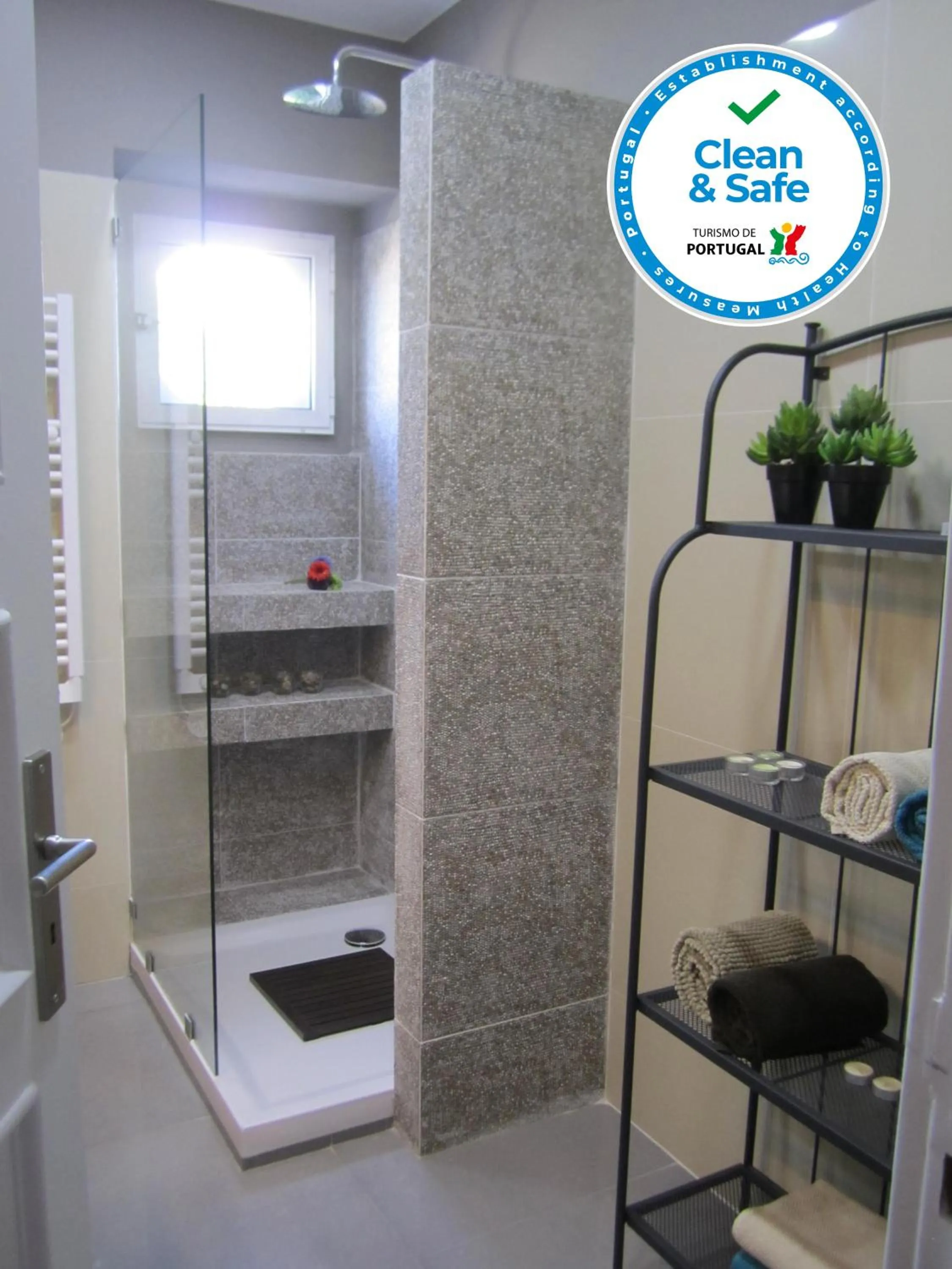 Shower in Alvalade II Airport Guest House