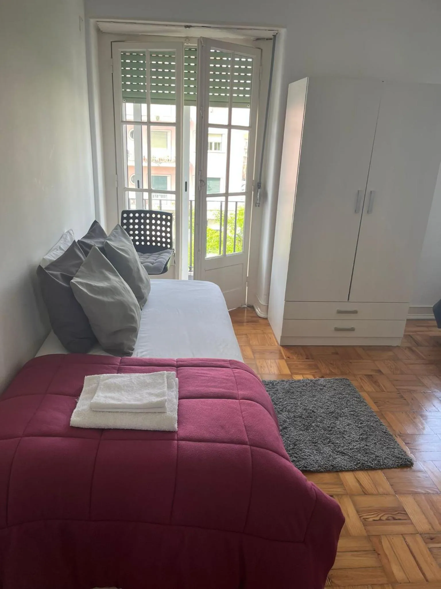 towels in Alvalade II Airport Guest House