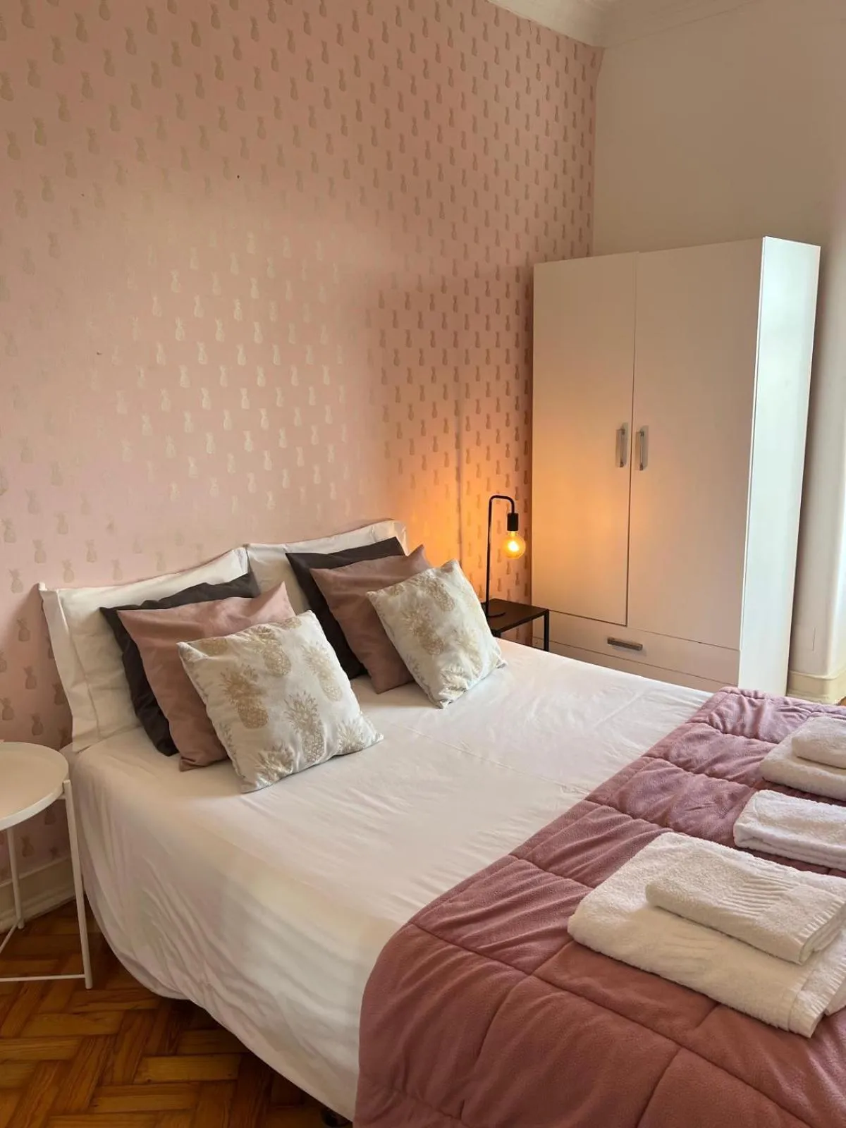 towels, Bed in Alvalade II Airport Guest House