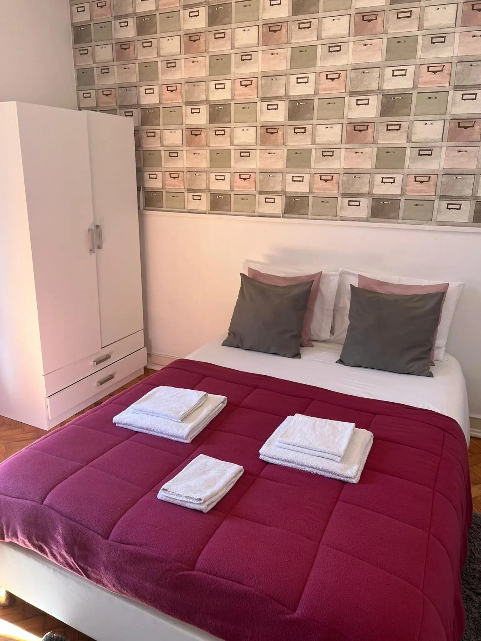 towels in Alvalade II Airport Guest House