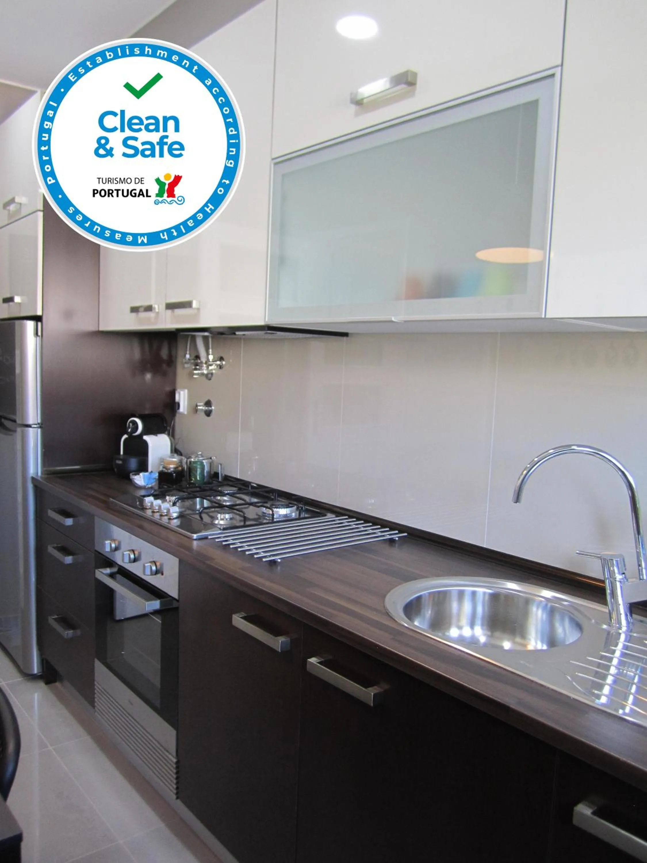 Kitchen or kitchenette in Alvalade II Airport Guest House