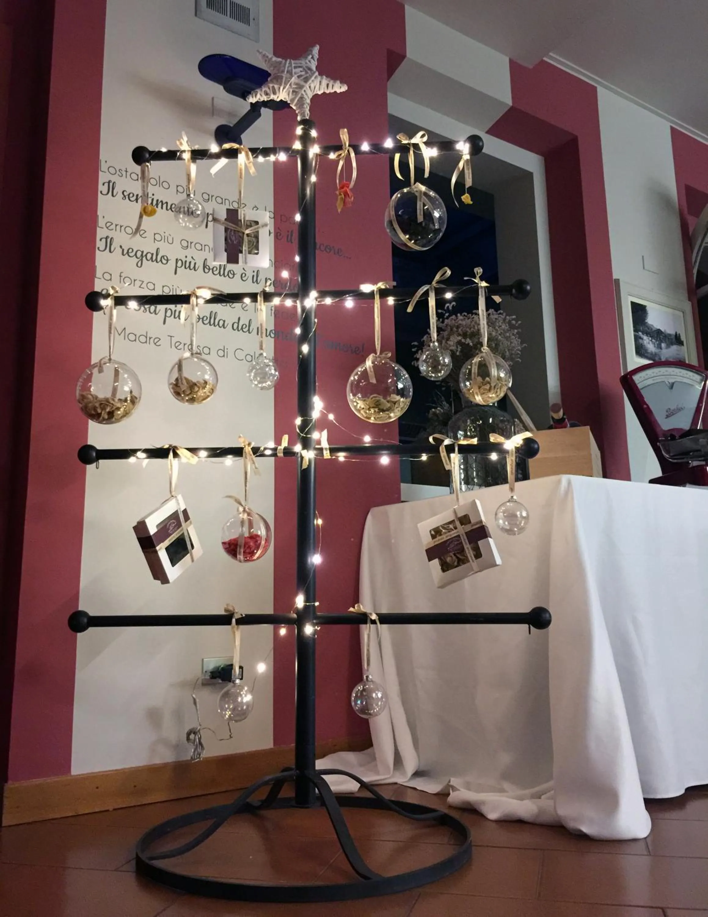 Decorative detail in Albergo Al Cacciatore Tortellinando