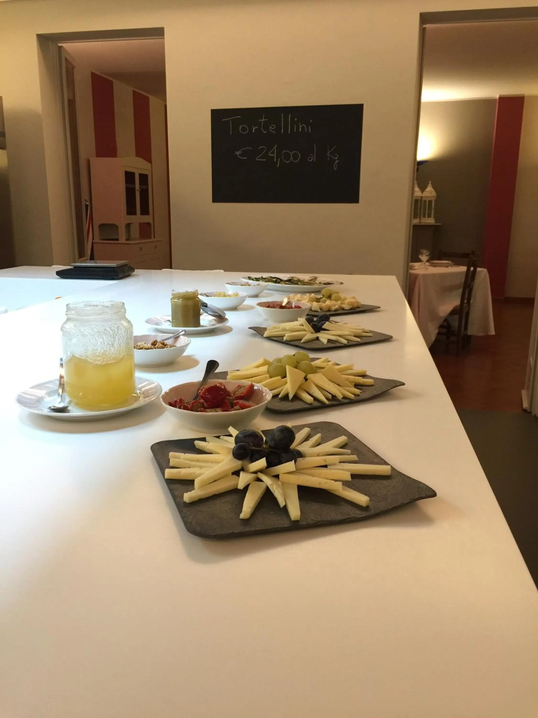 Restaurant/places to eat in Albergo Al Cacciatore Tortellinando