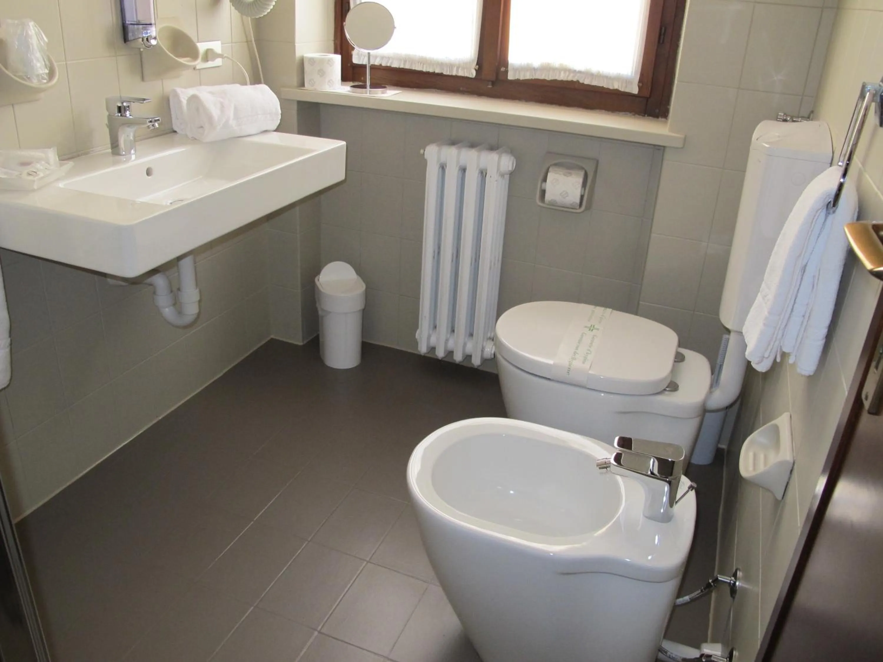 Bathroom in Albergo Al Cacciatore Tortellinando