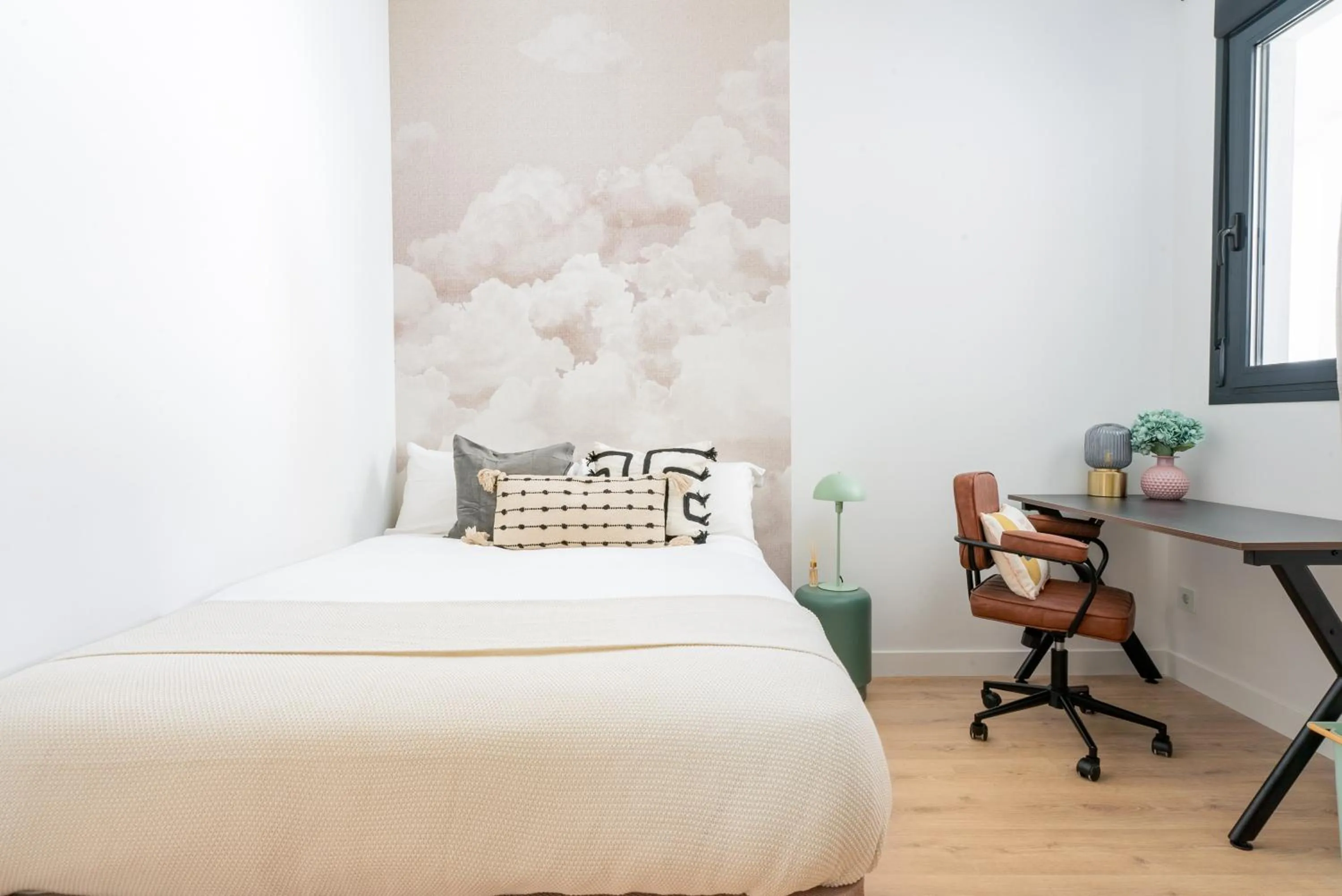 Photo of the whole room, Bed in Live It Malaga