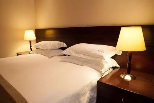 Bedroom, Bed in Gorillas Golf Hotel