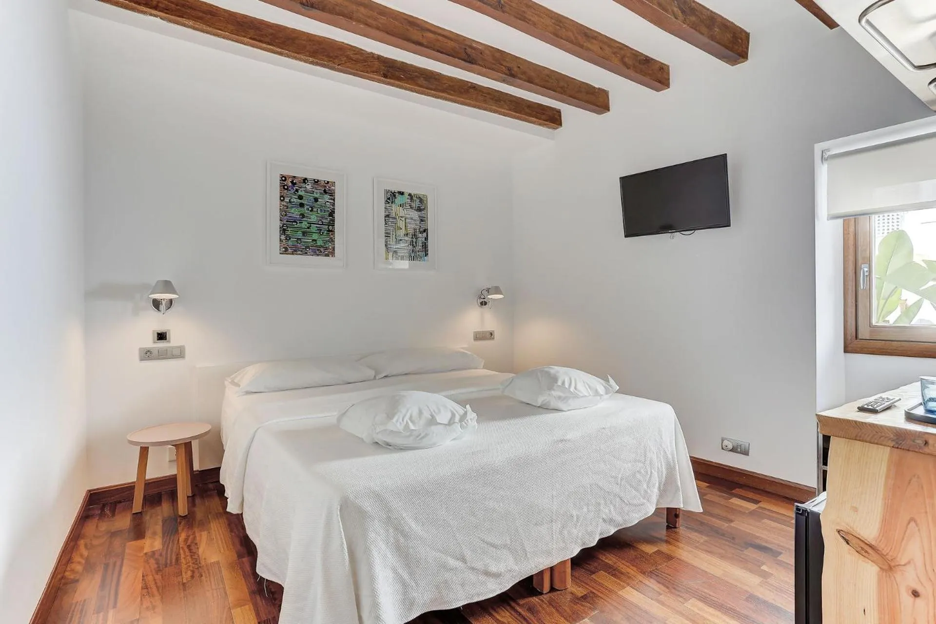 Bedroom, Bed in Desbrull