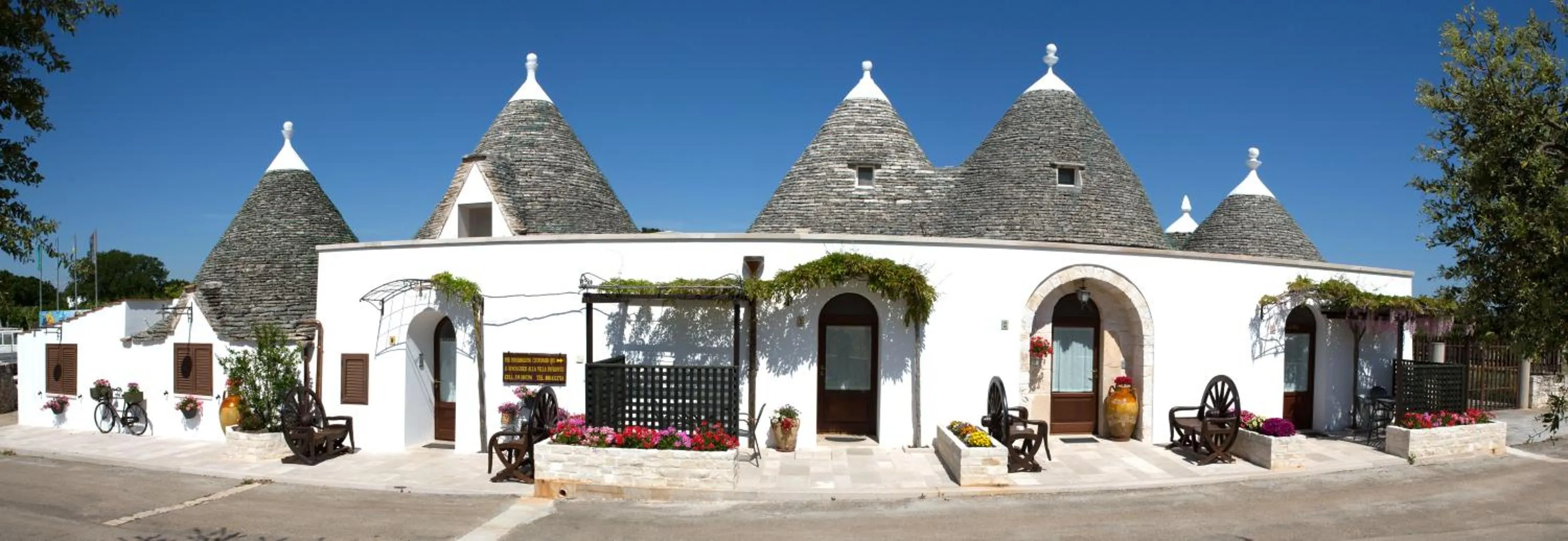 Property building in Bed and Breakfast Trulli San Leonardo
