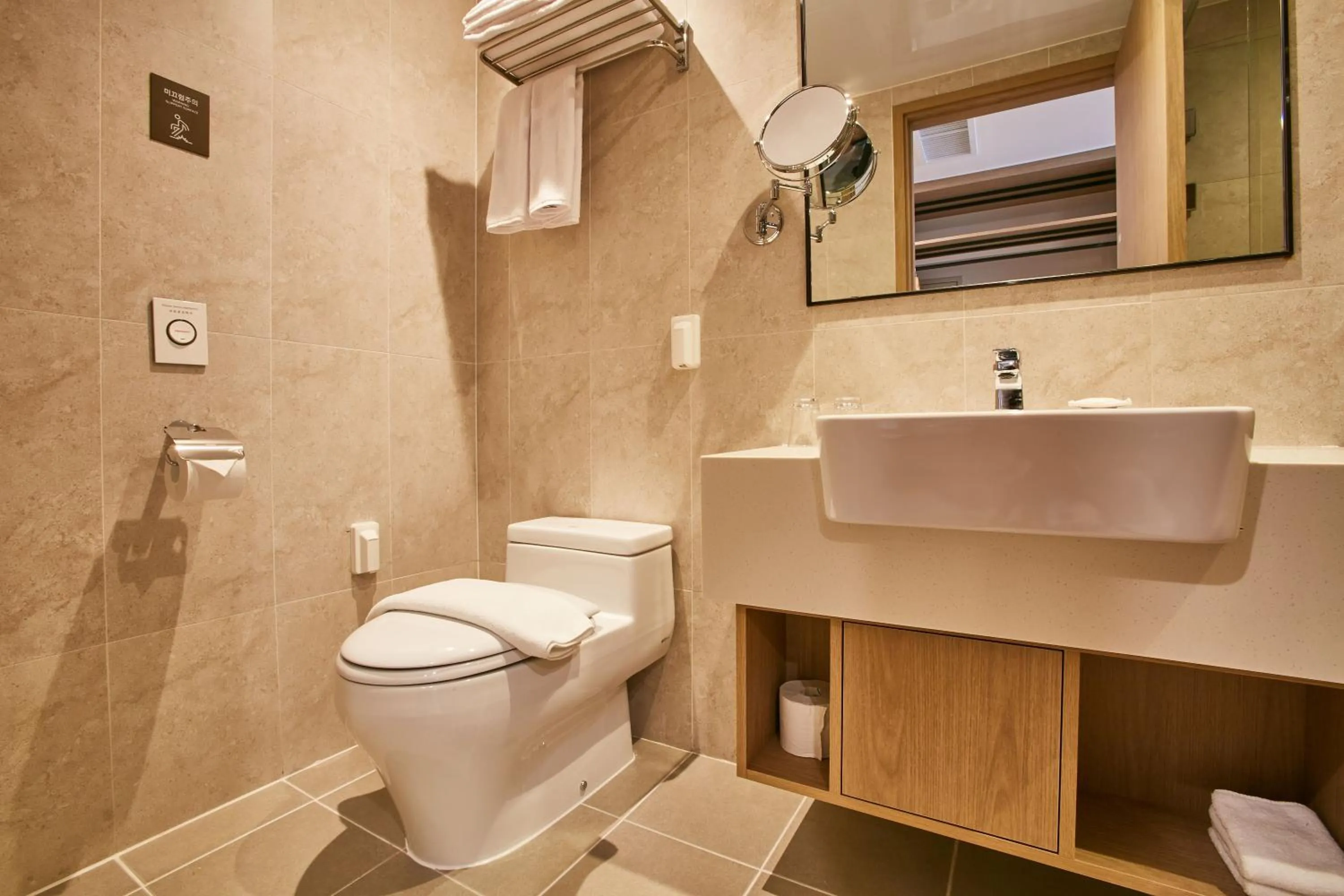 Toilet in Island Castle Hotel & Waterpark