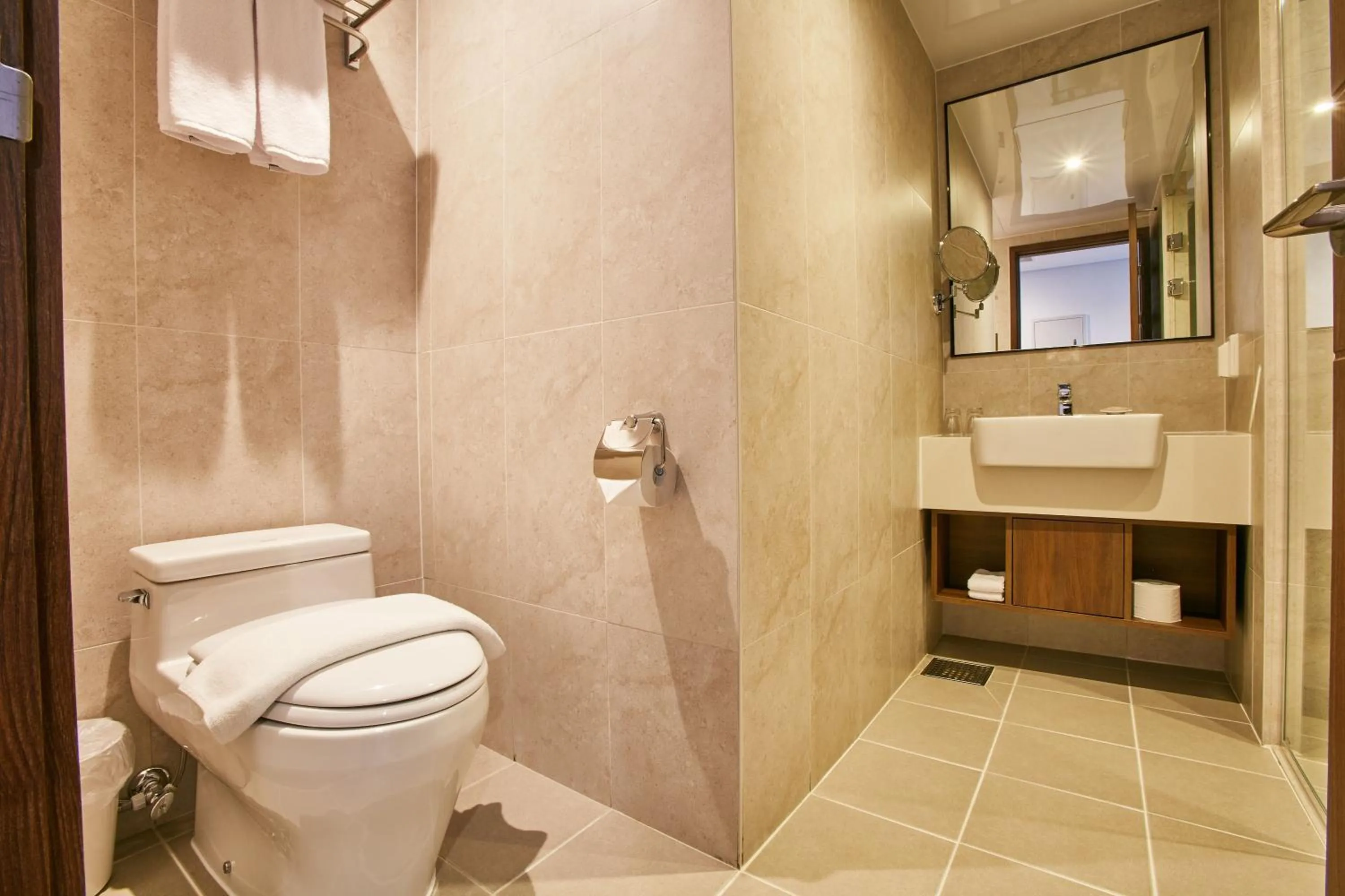 Toilet in Island Castle Hotel & Waterpark