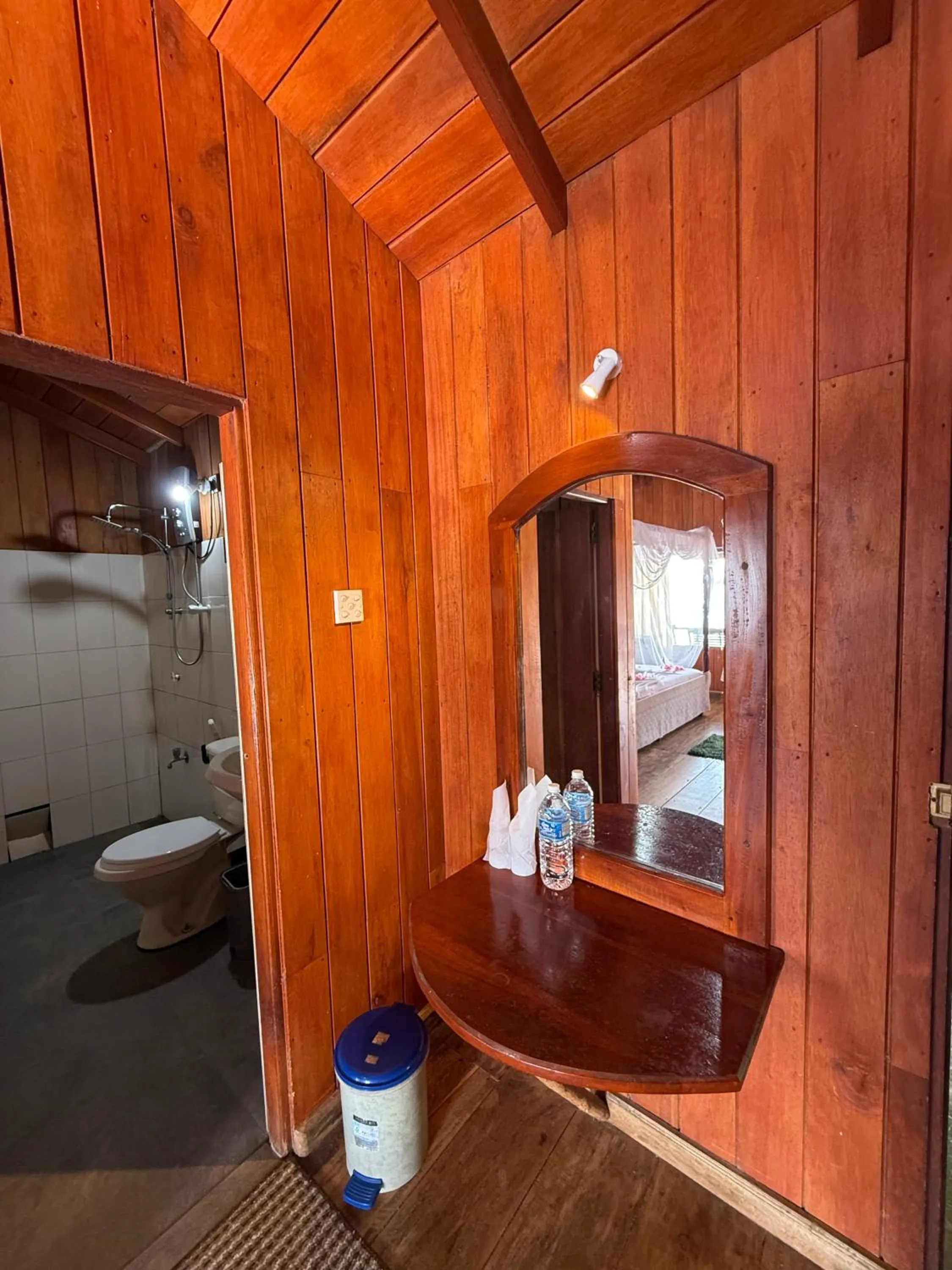 Shiny Lakeside Resort