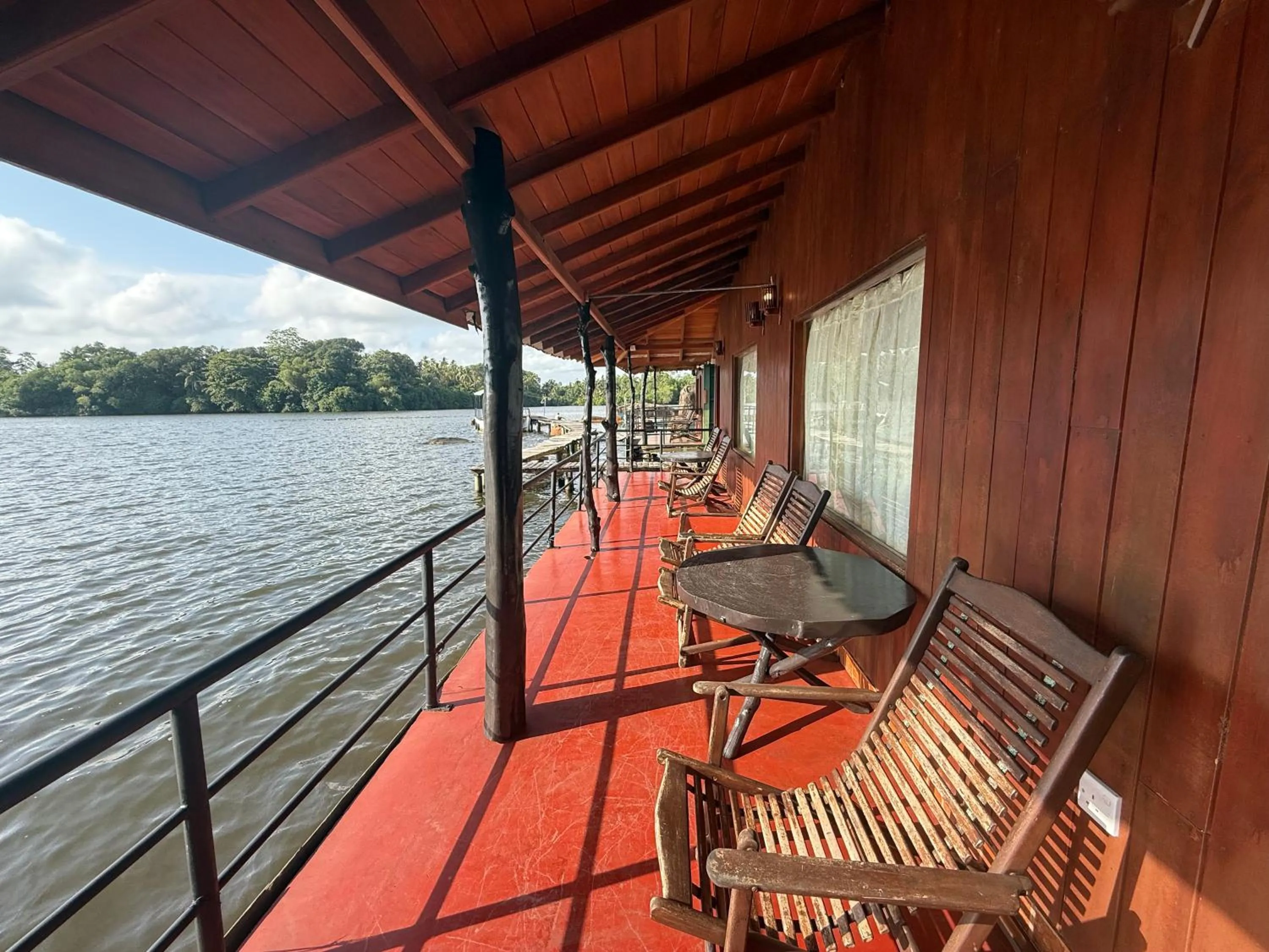 Shiny Lakeside Resort