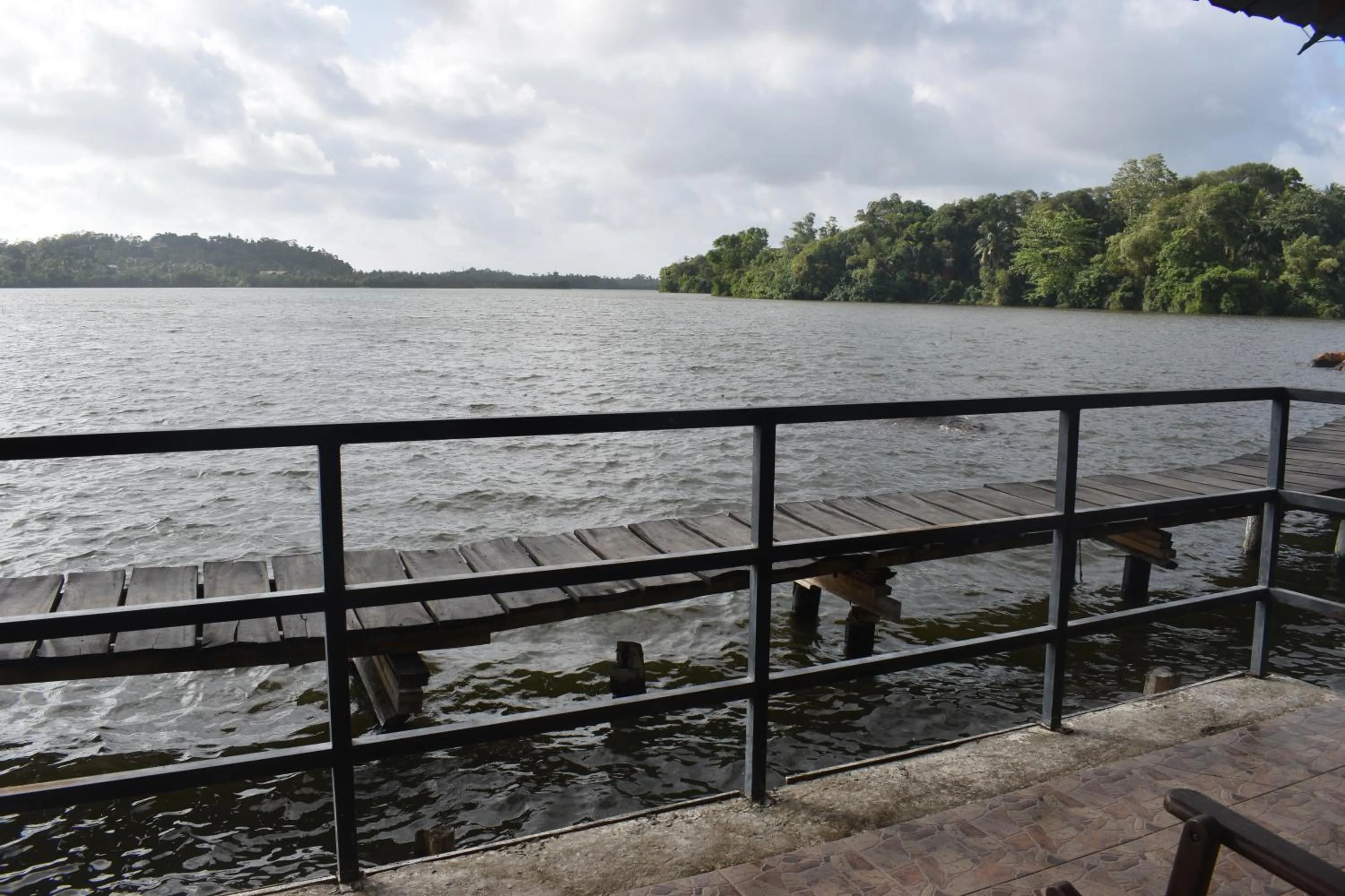 Shiny Lakeside Resort