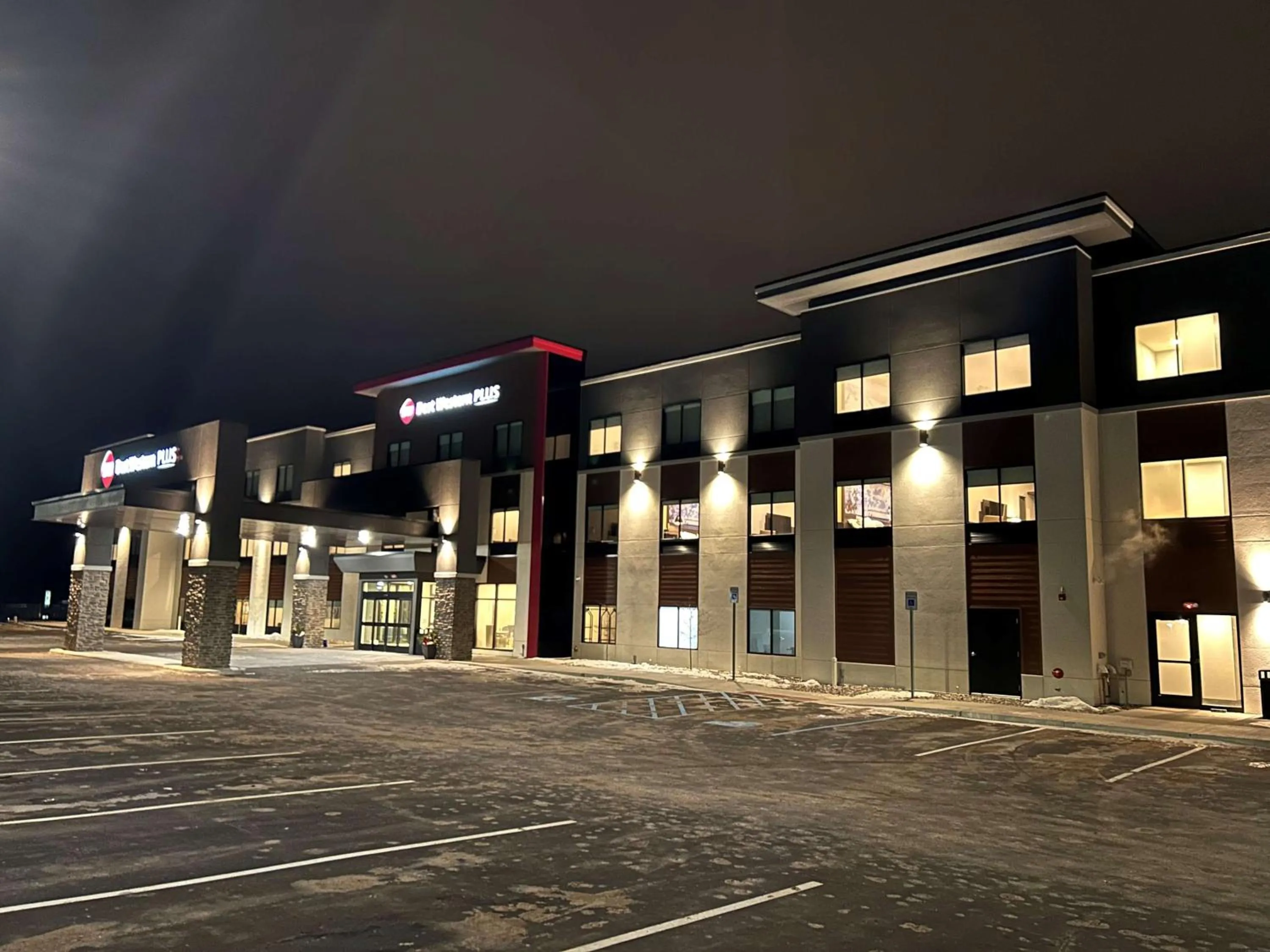 Property building in Best Western Plus Marquette Hotel & Suites
