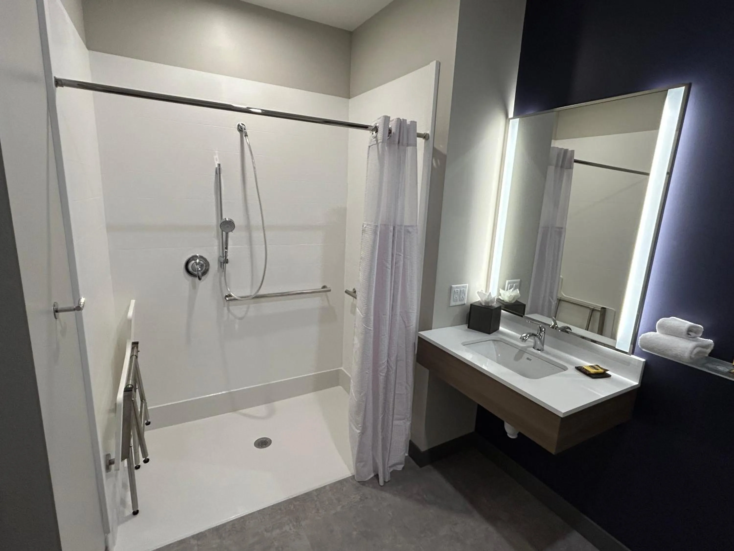 Shower in Best Western Plus Marquette Hotel & Suites