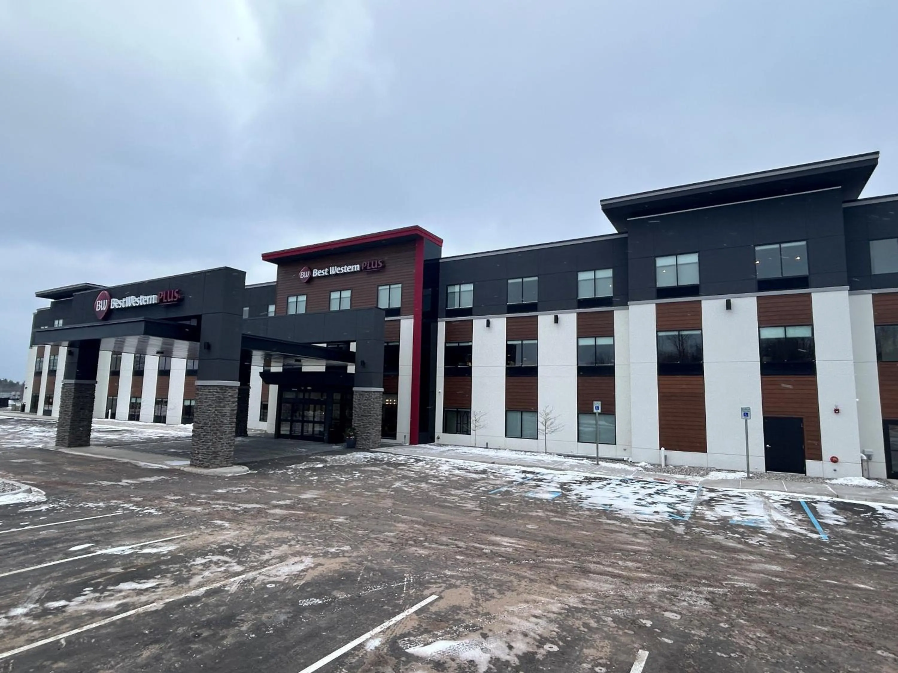 Property building in Best Western Plus Marquette Hotel & Suites