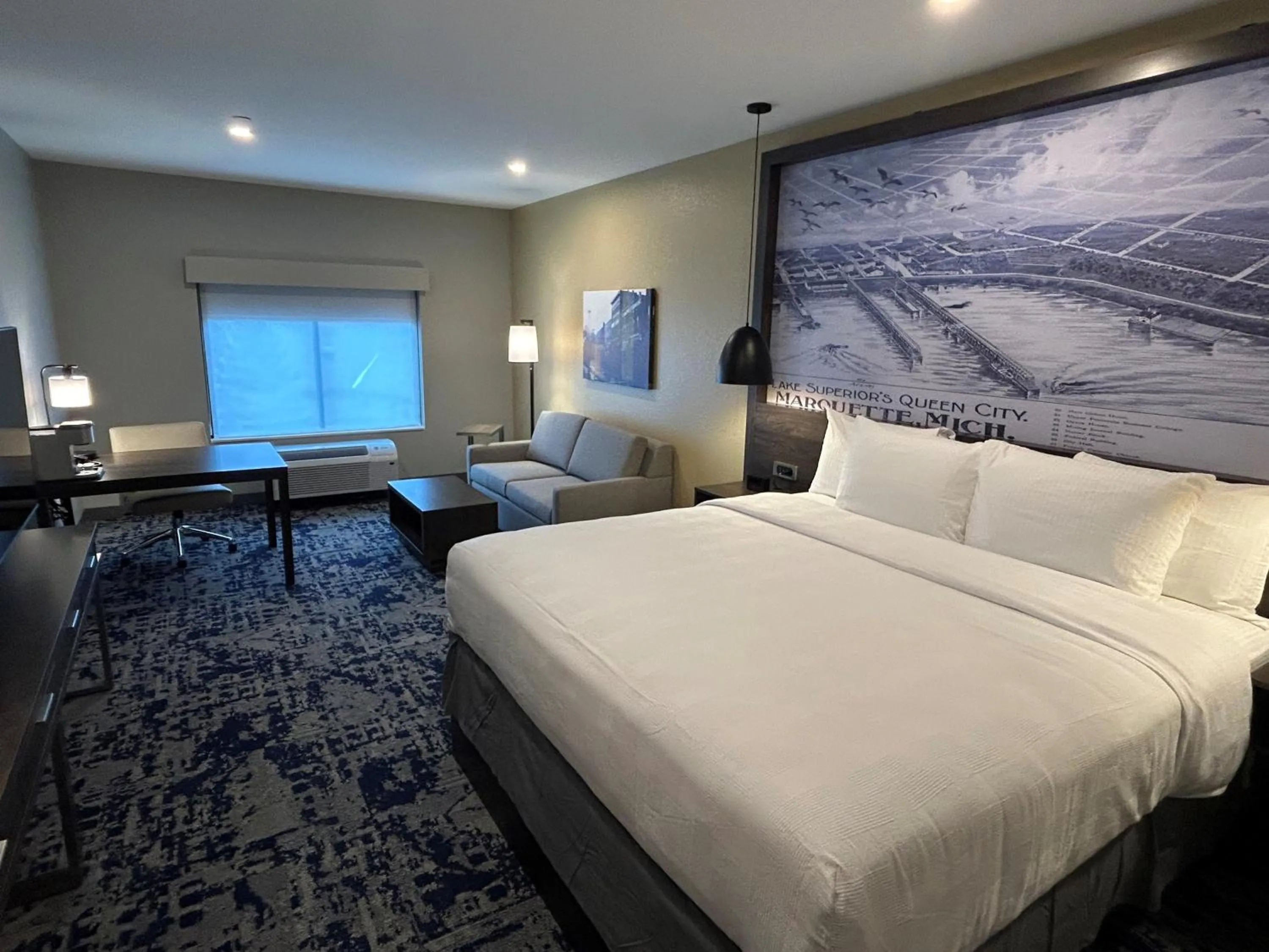 Bed in Best Western Plus Marquette Hotel & Suites