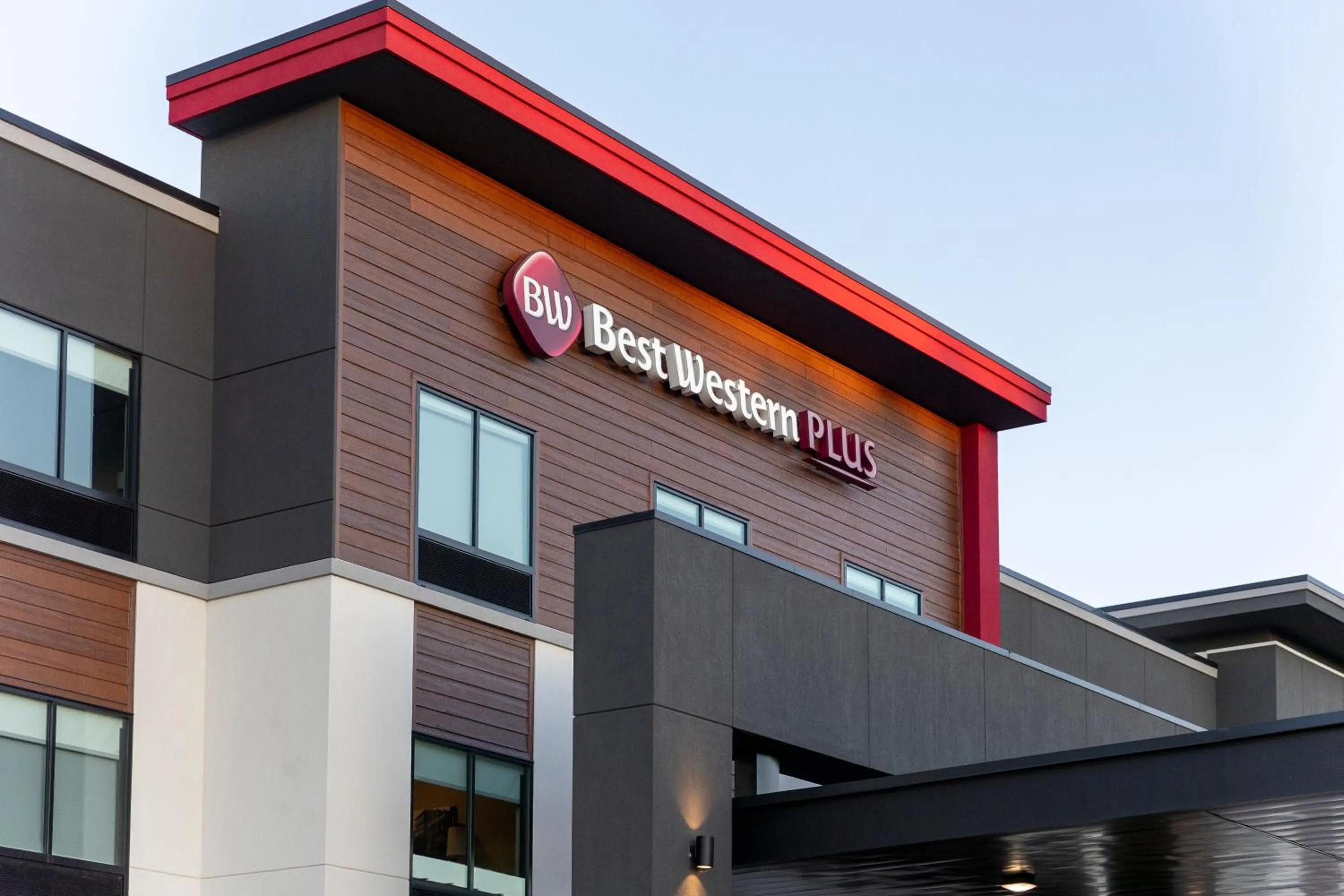 Property building in Best Western Plus Marquette Hotel & Suites