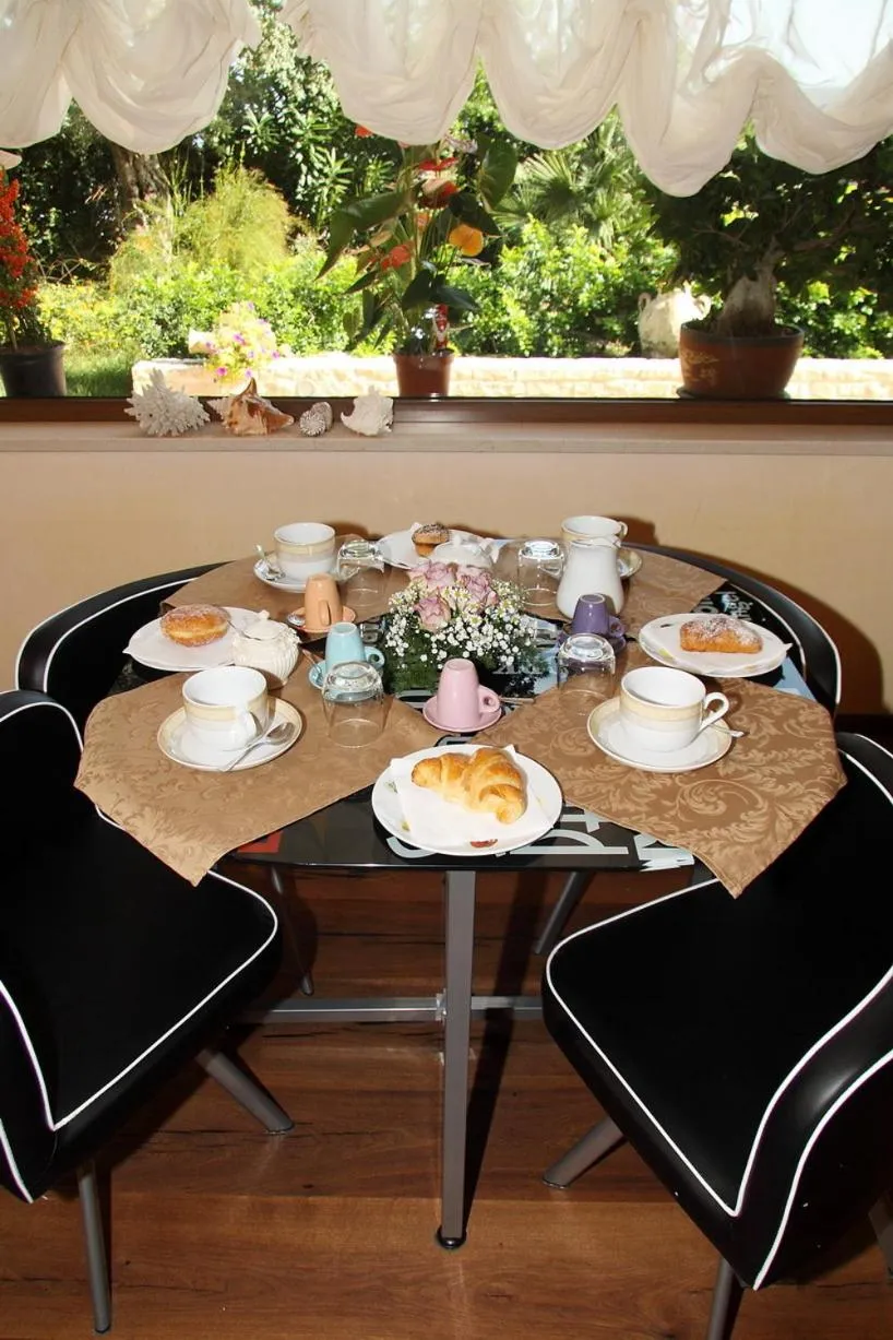 Dining area in B&B Villa il Sughero
