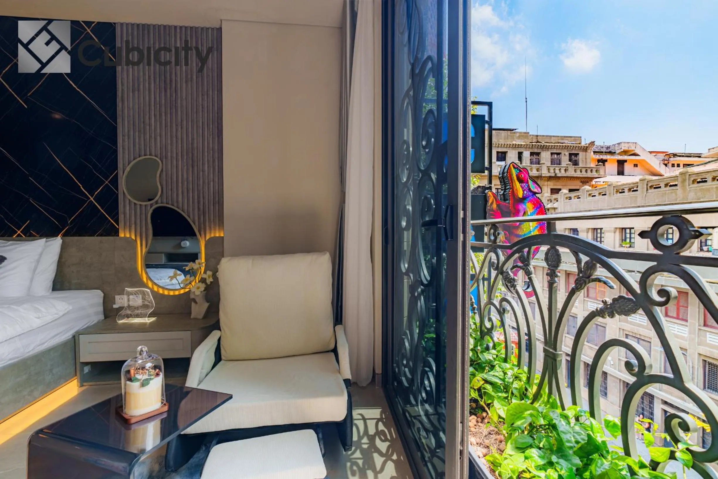 Photo of the whole room in Cubicity Wall Street House