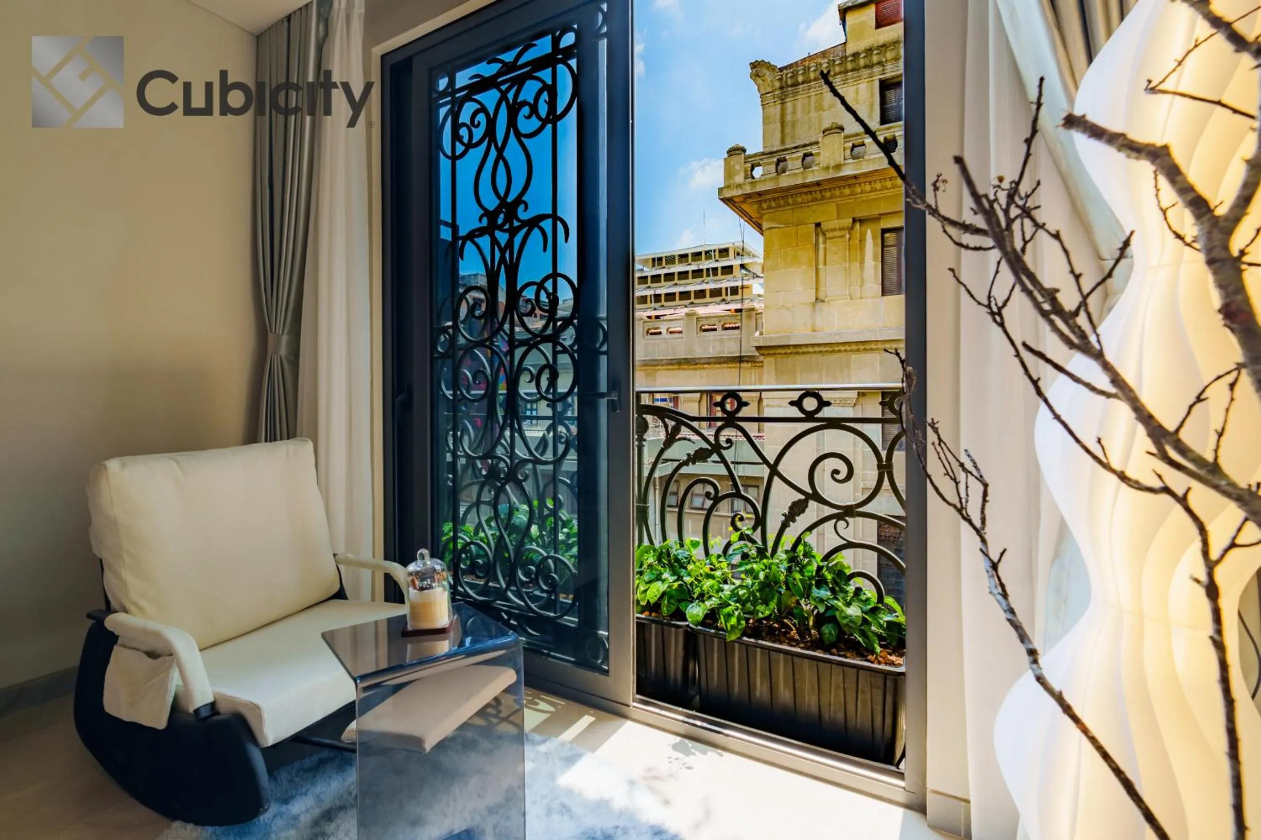 Patio in Cubicity Wall Street House