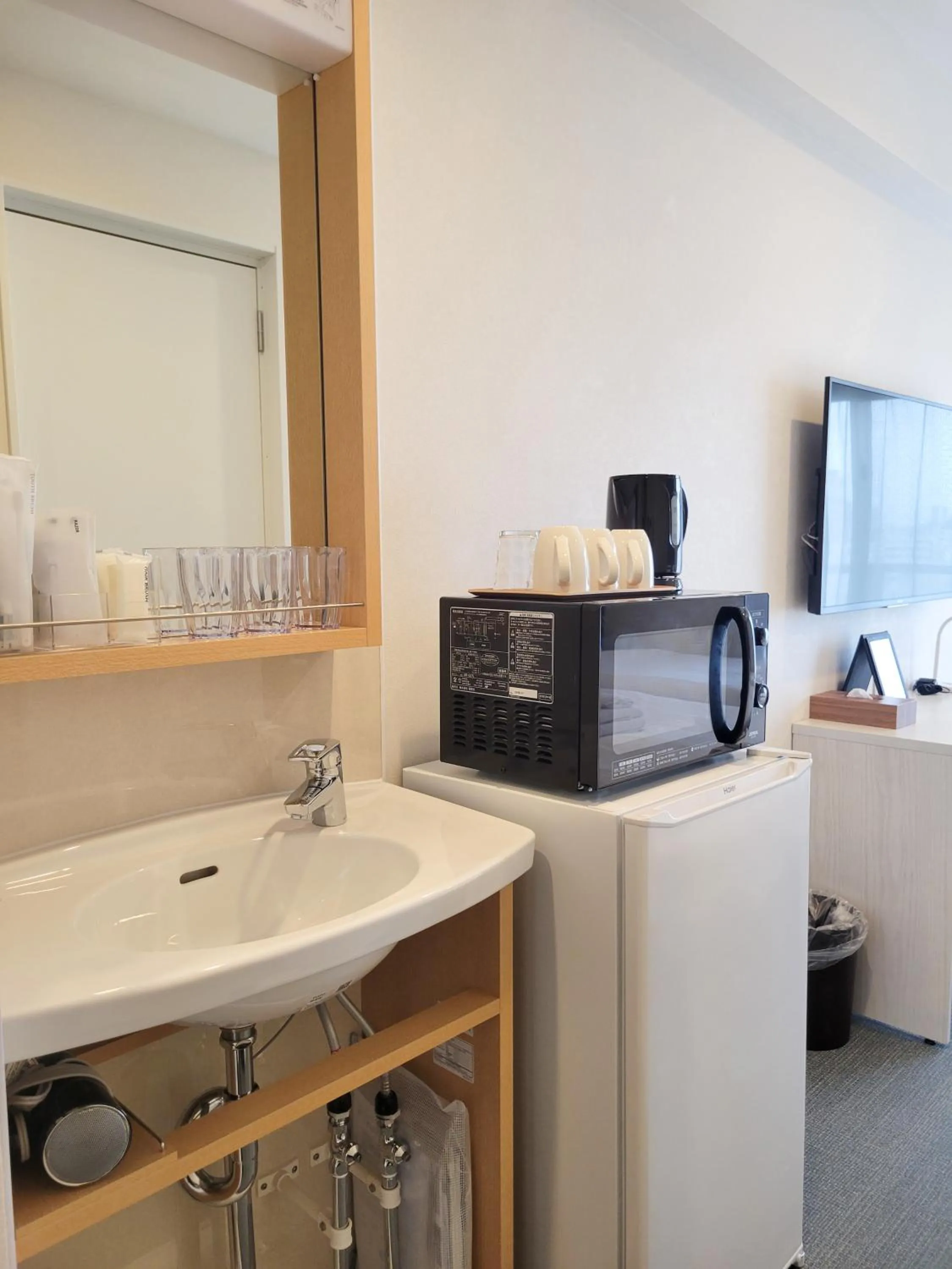 microwave in Hotel Living Inn Kenchoumaeeki