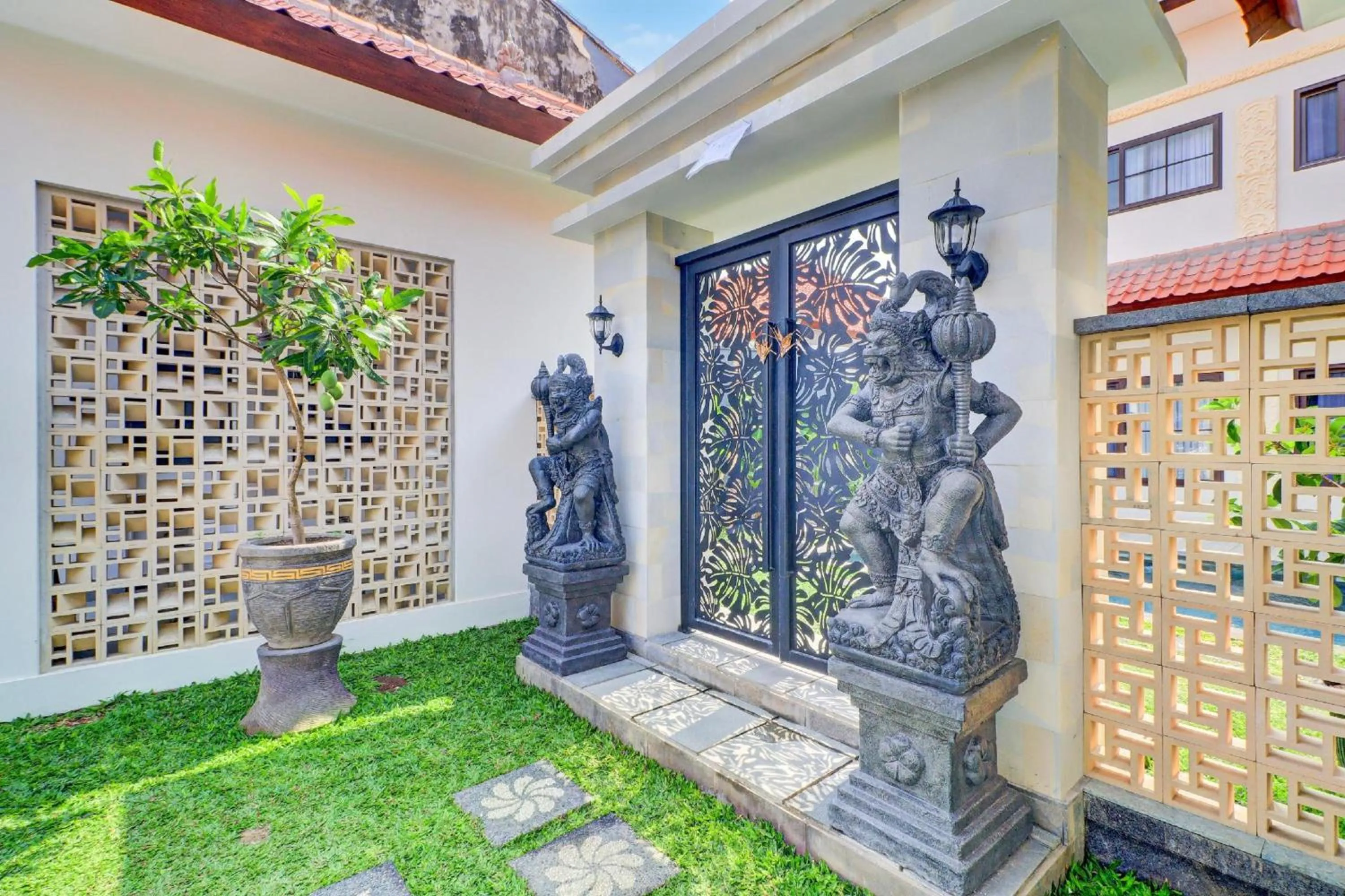 Facade/entrance in Collection O Samurai Hotel