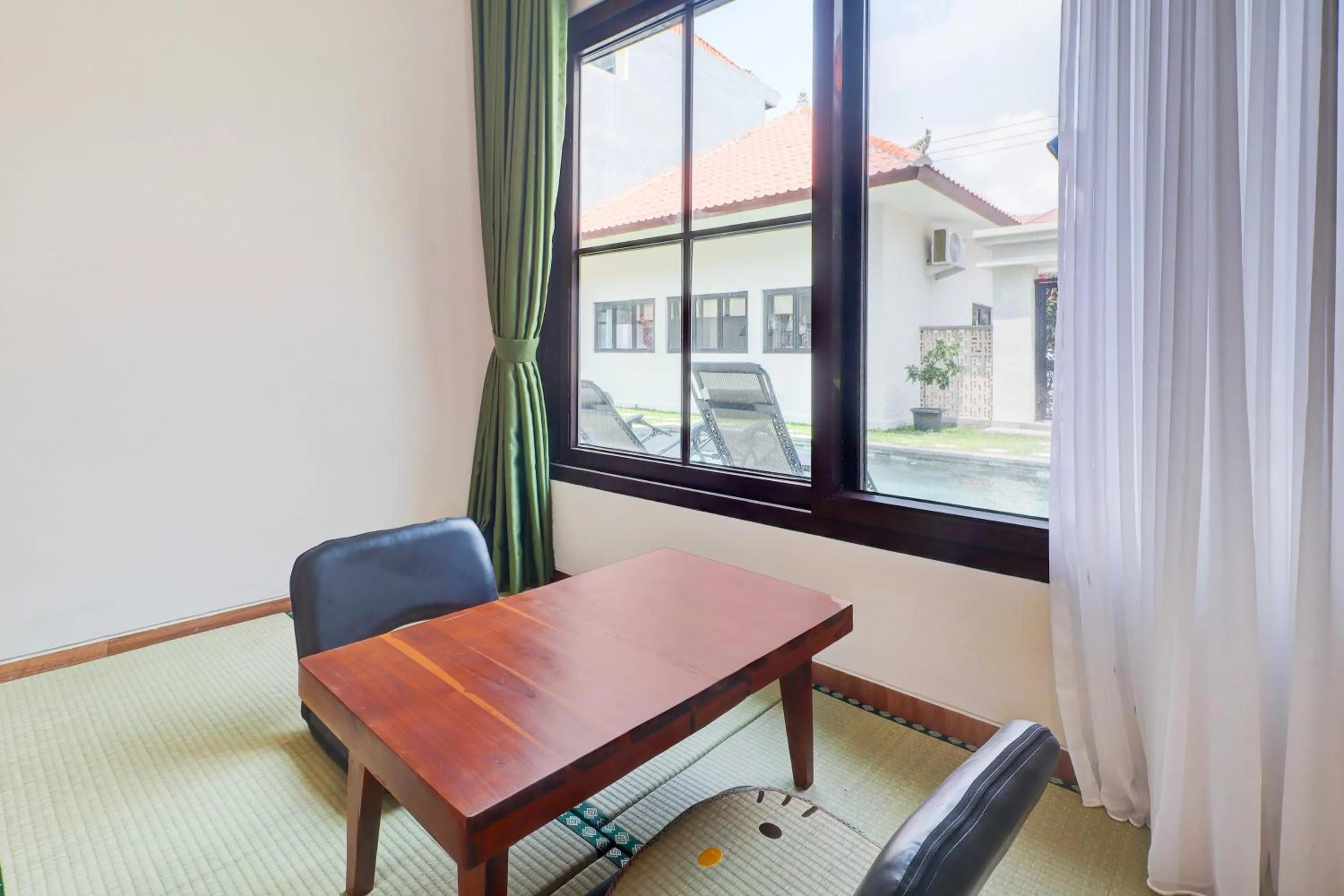 Seating area in Collection O Samurai Hotel