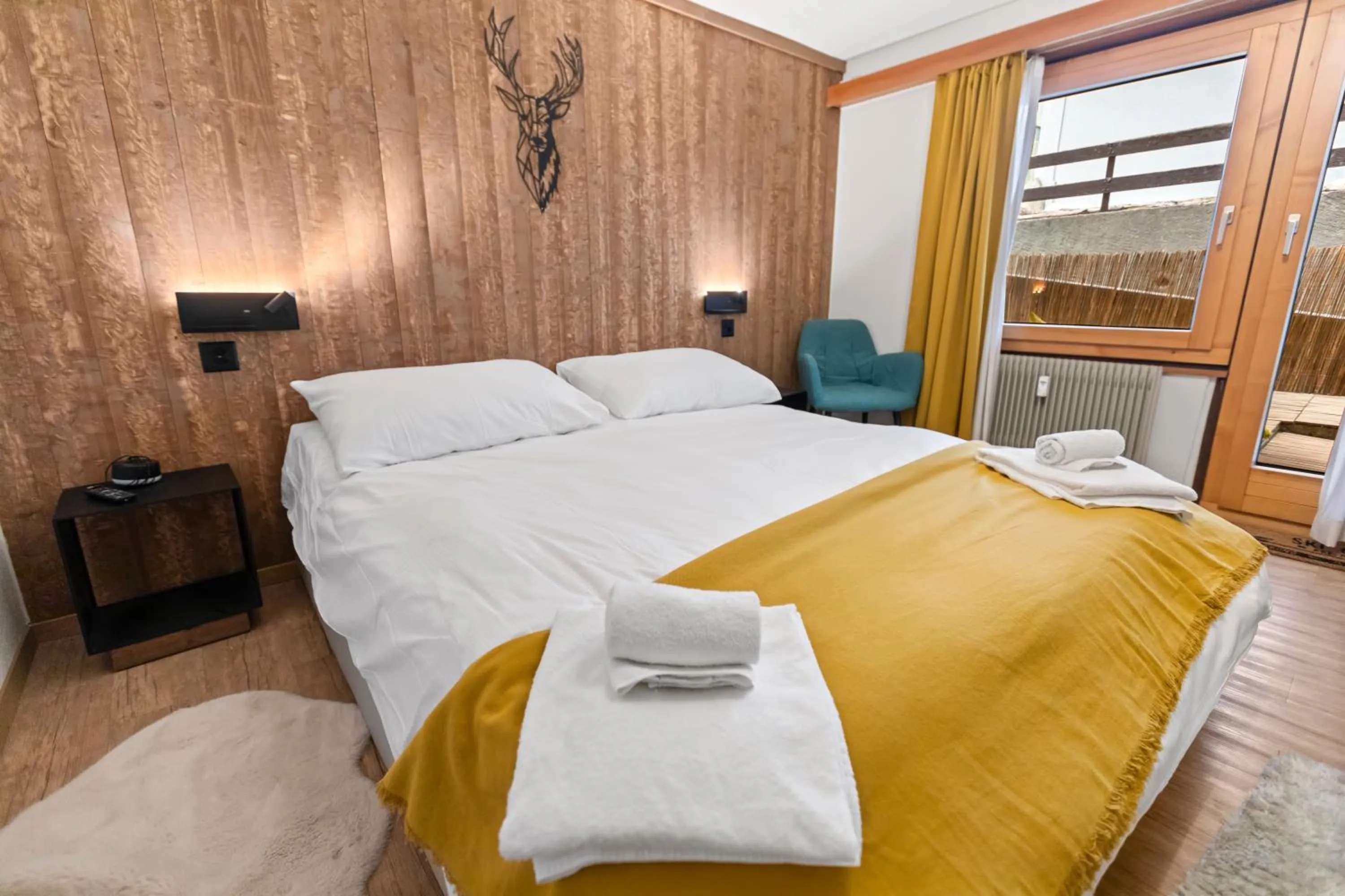 Patio, Bed in Centre de Saas-Fee - 2 chambres - balcon & patio