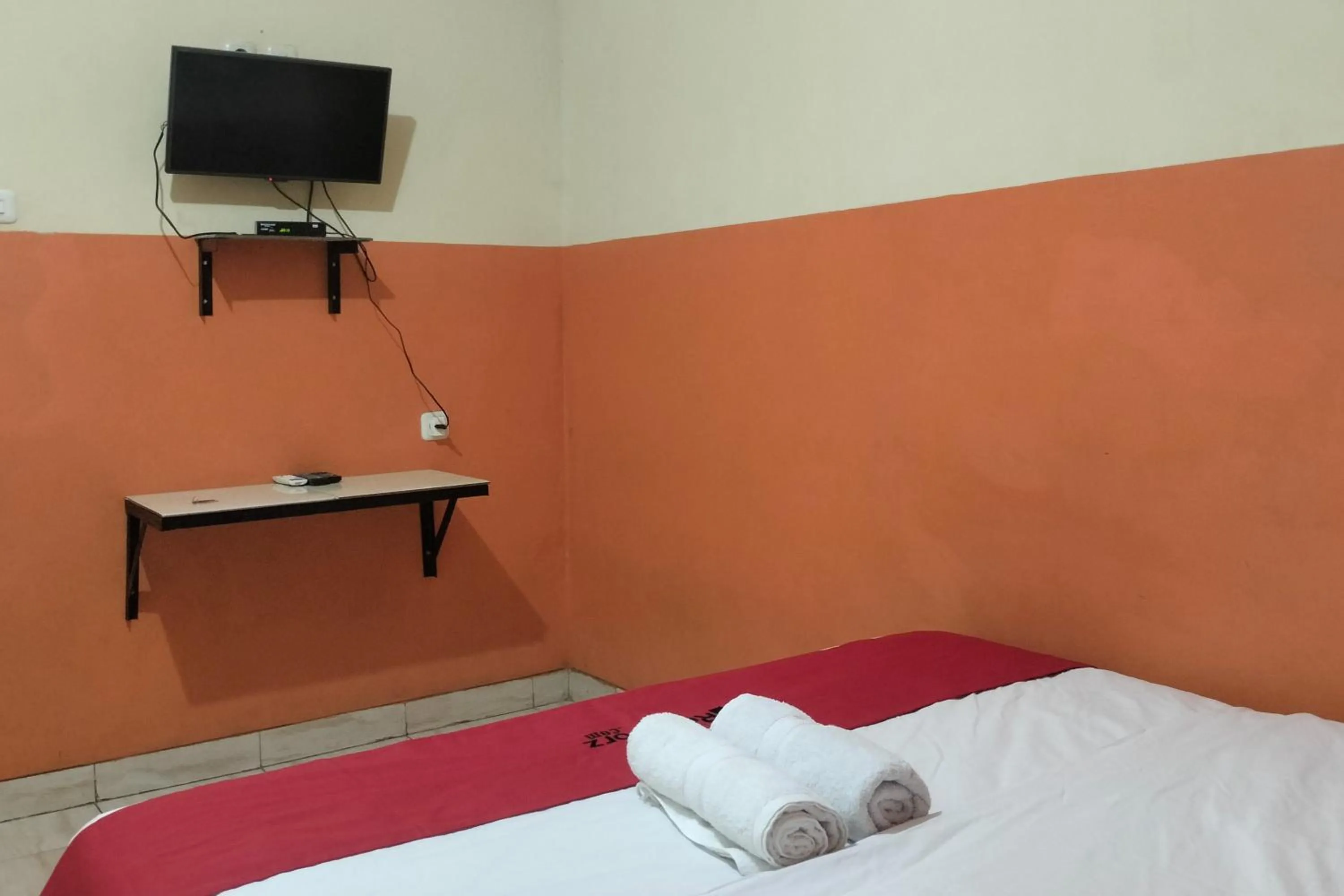 Bedroom, Bed in RedDoorz at Oxy Residence Manado