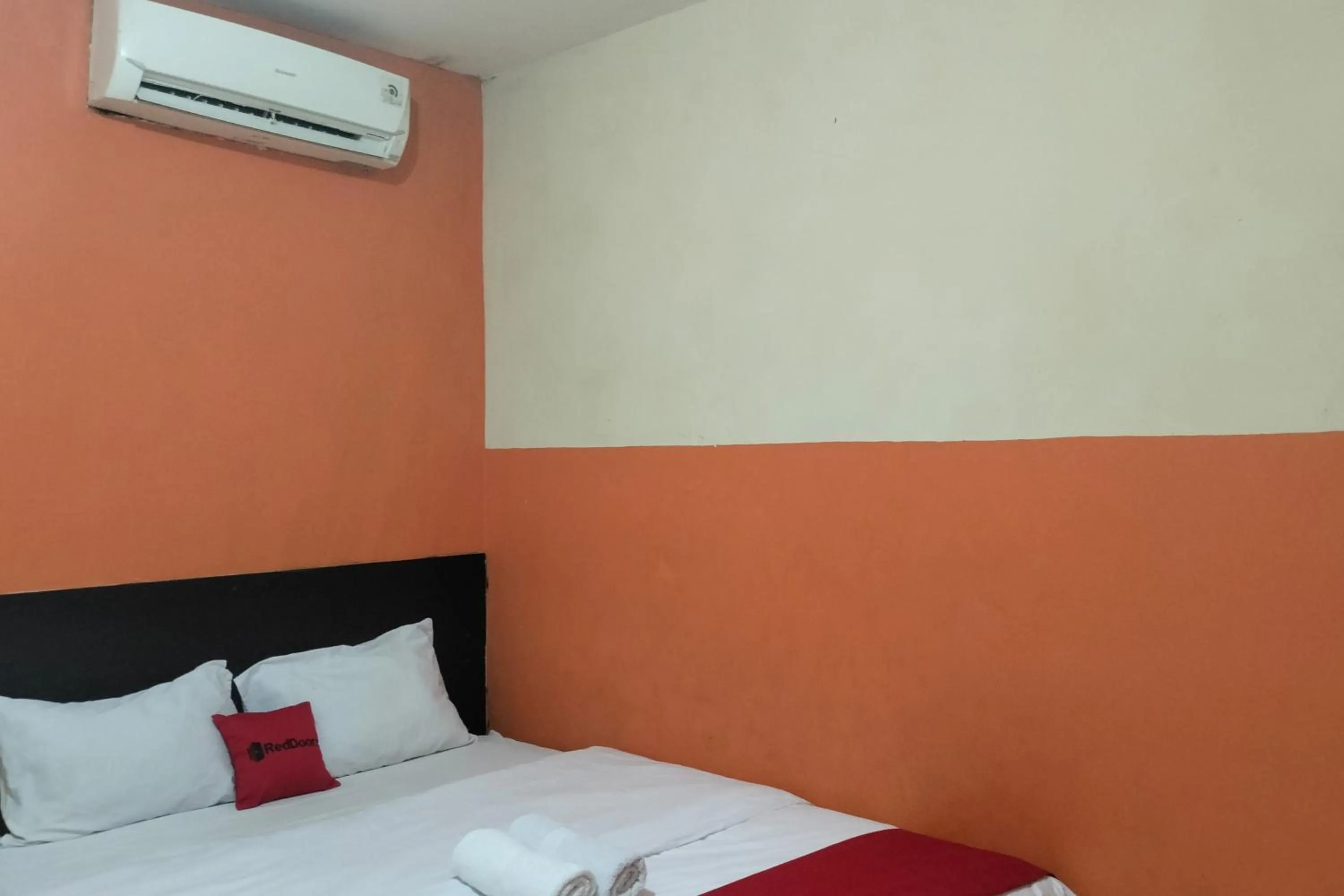 Bedroom, Bed in RedDoorz at Oxy Residence Manado