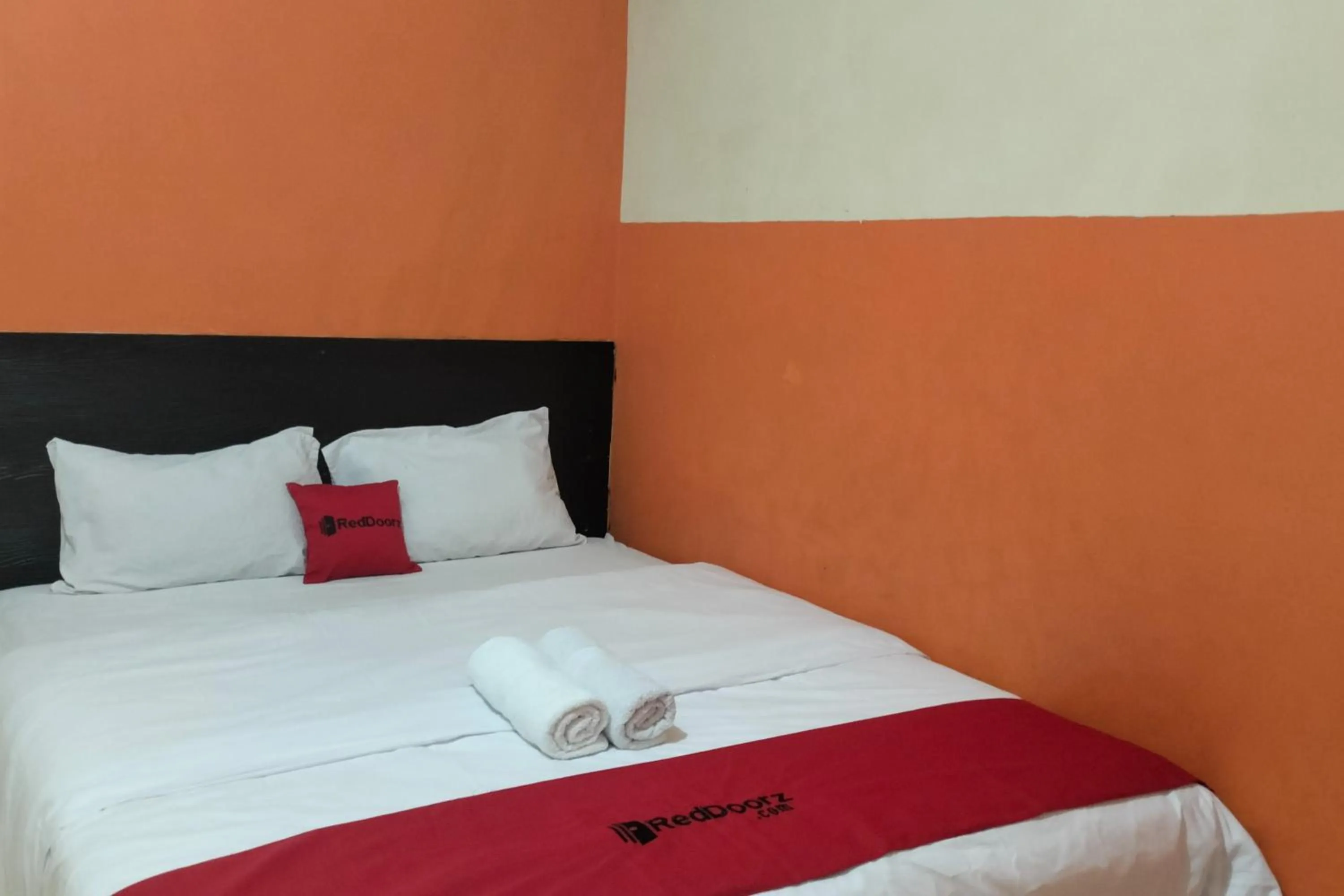 Bedroom, Bed in RedDoorz at Oxy Residence Manado