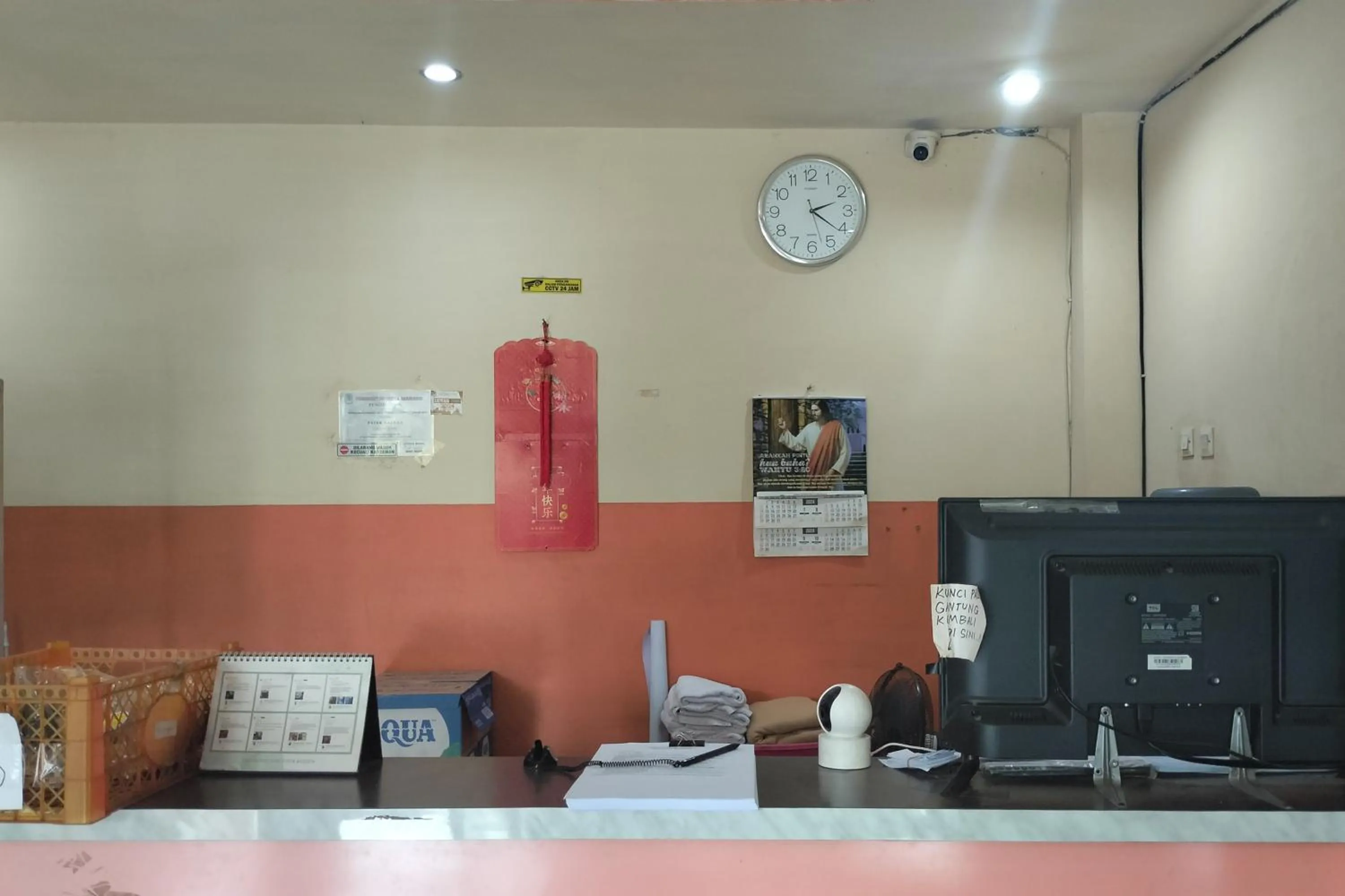 Lobby or reception in RedDoorz at Oxy Residence Manado