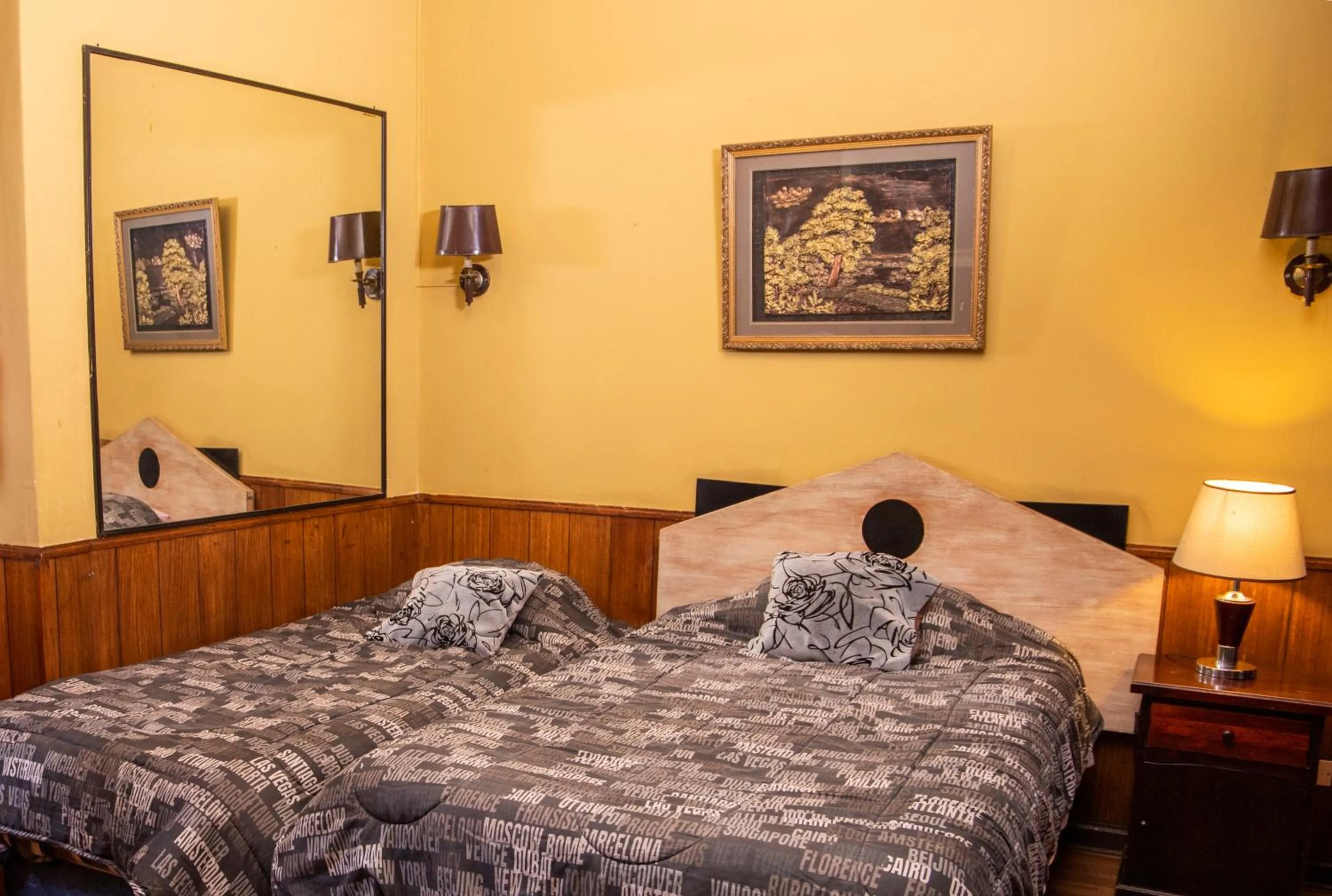 Bathroom, Bed in Hotel La Castellana