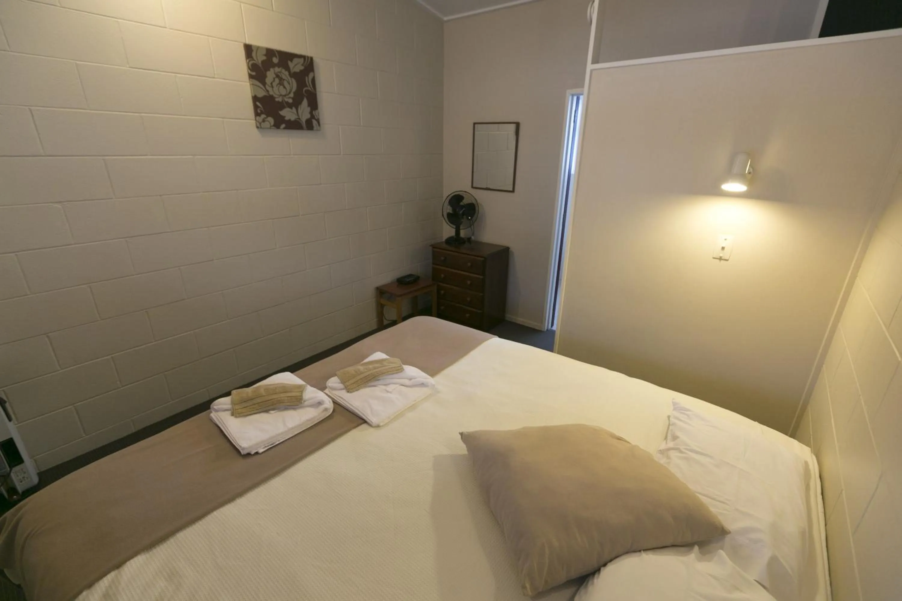 Bedroom, Bed in Maple Lodge Motel