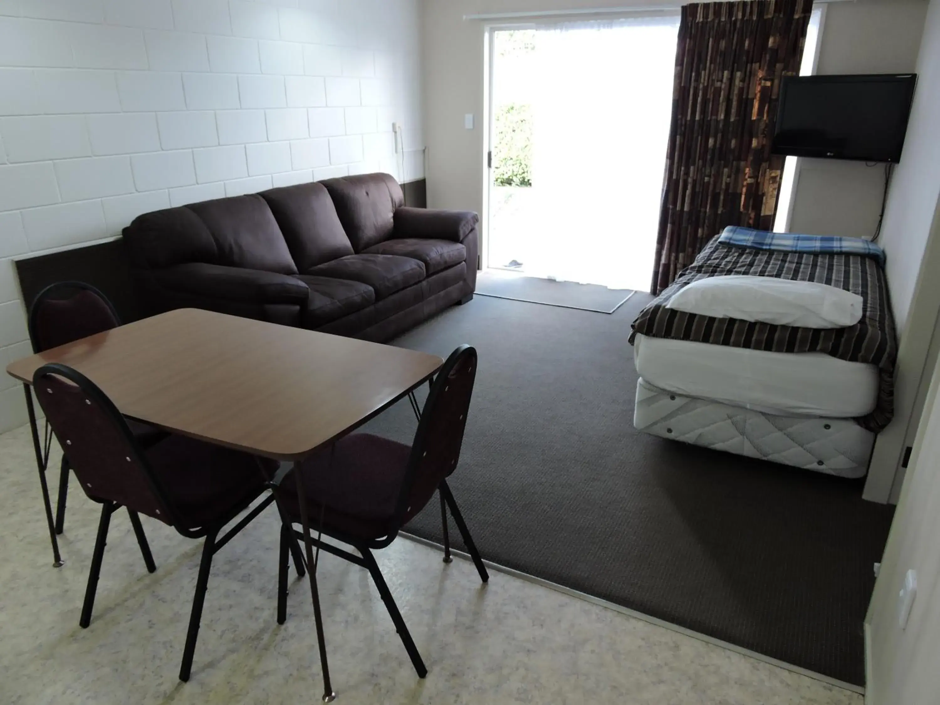 Economy Double or Twin Room - single occupancy in Maple Lodge Motel Economy Double or Twin Room - single occupancy in Maple Lodge Motel