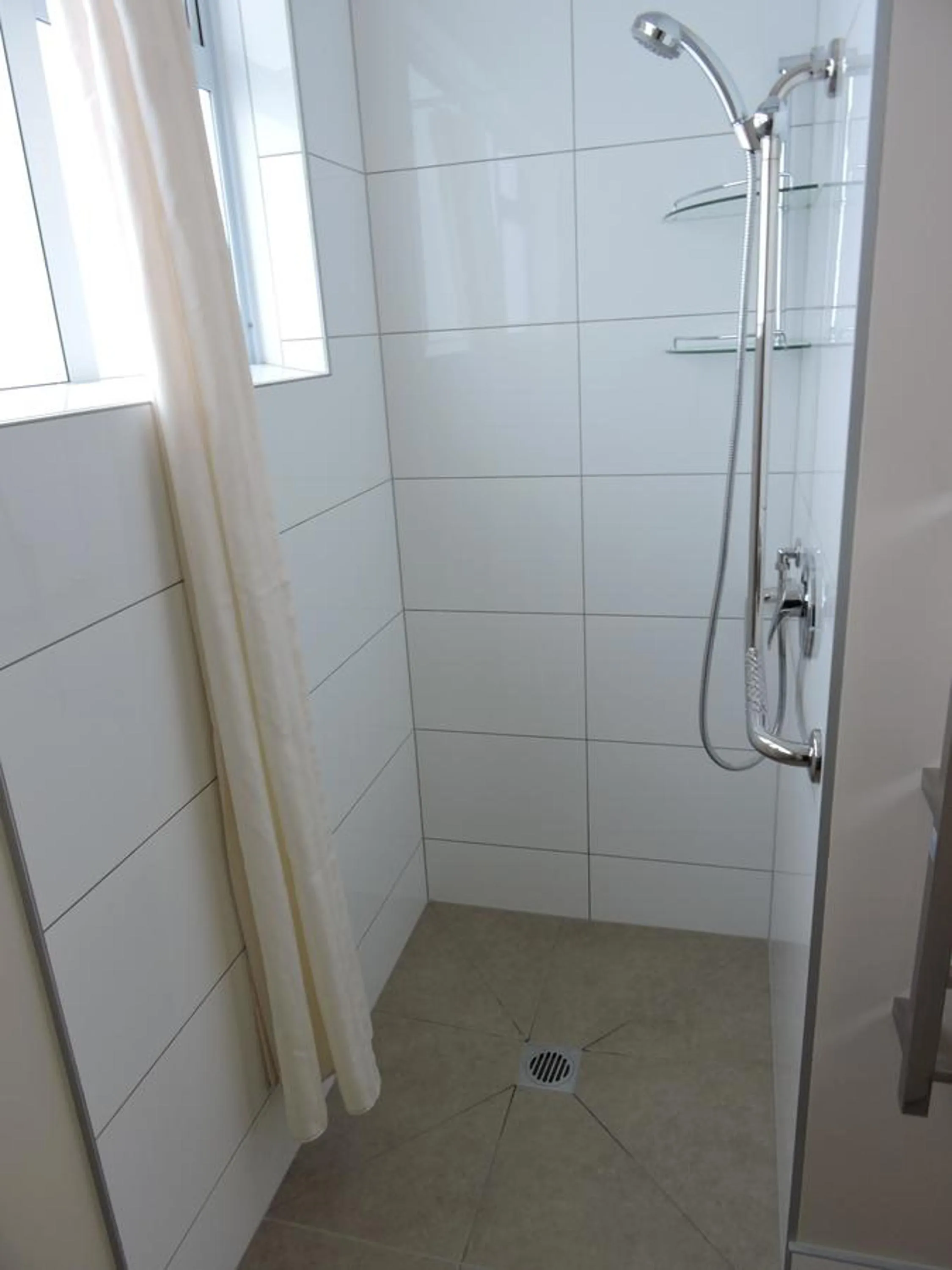 Shower in Maple Lodge Motel