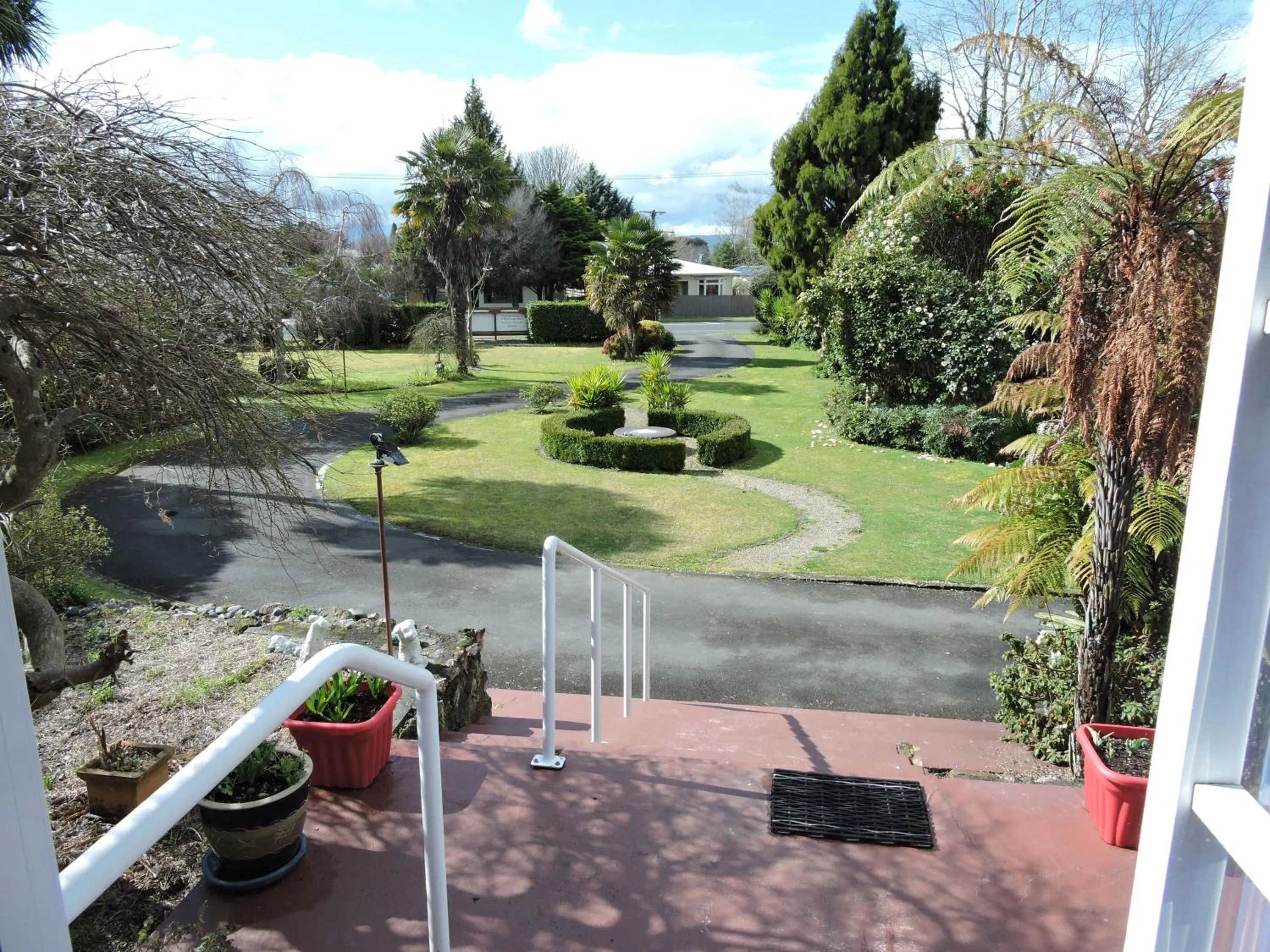 Garden view in Maple Lodge Motel