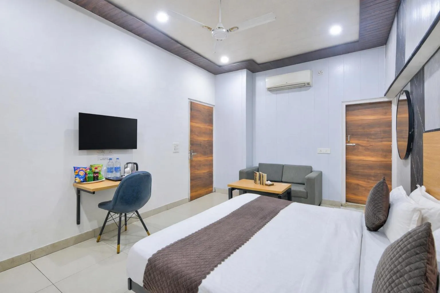 Communal lounge/ TV room, Bed in Hotel Downtown by Quadis - Sector 15 Noida