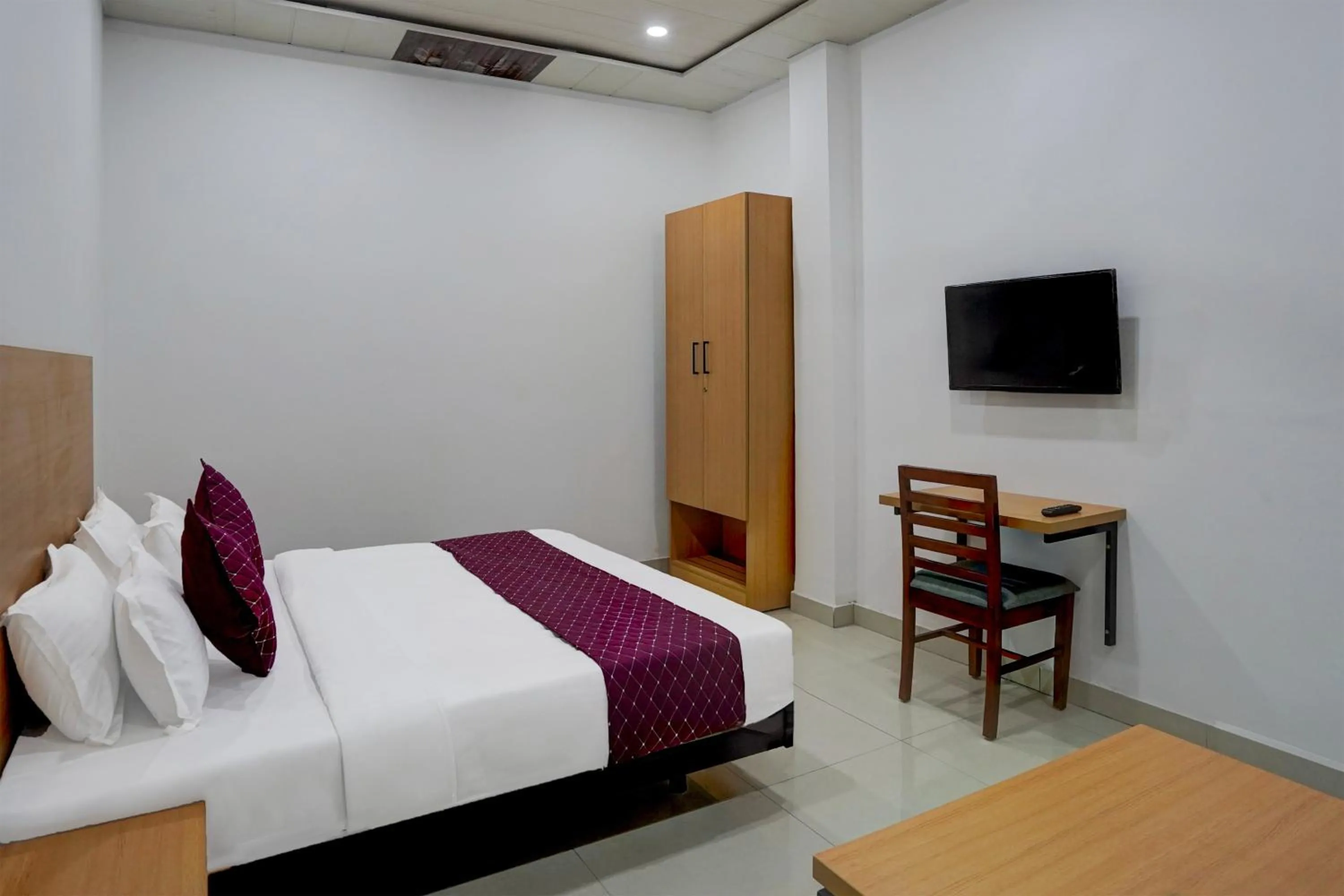 Communal lounge/ TV room, Bed in Hotel Down Town - Noida Sector 15 By Quadis