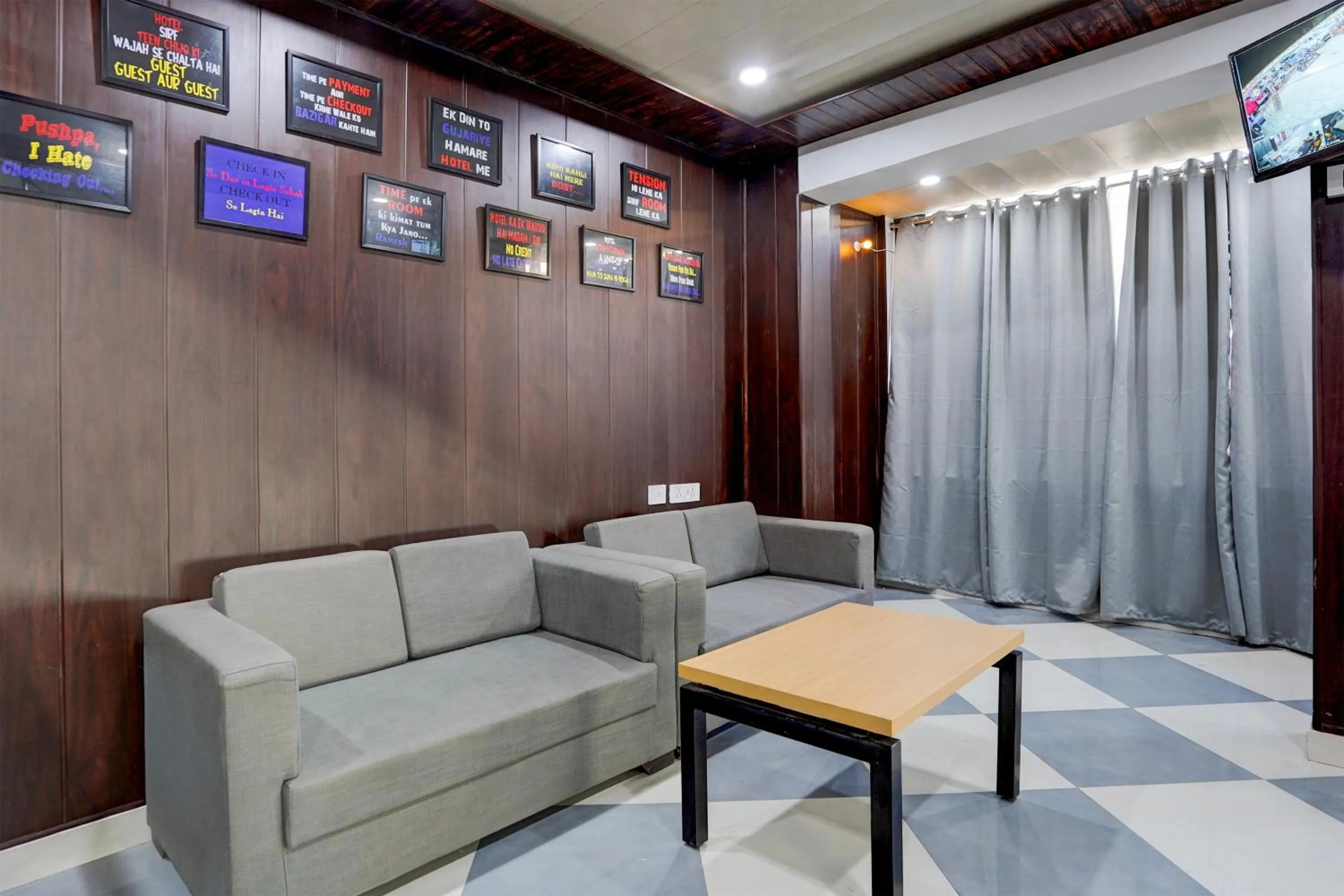 TV and multimedia in Hotel Down Town - Noida Sector 15 By Quadis
