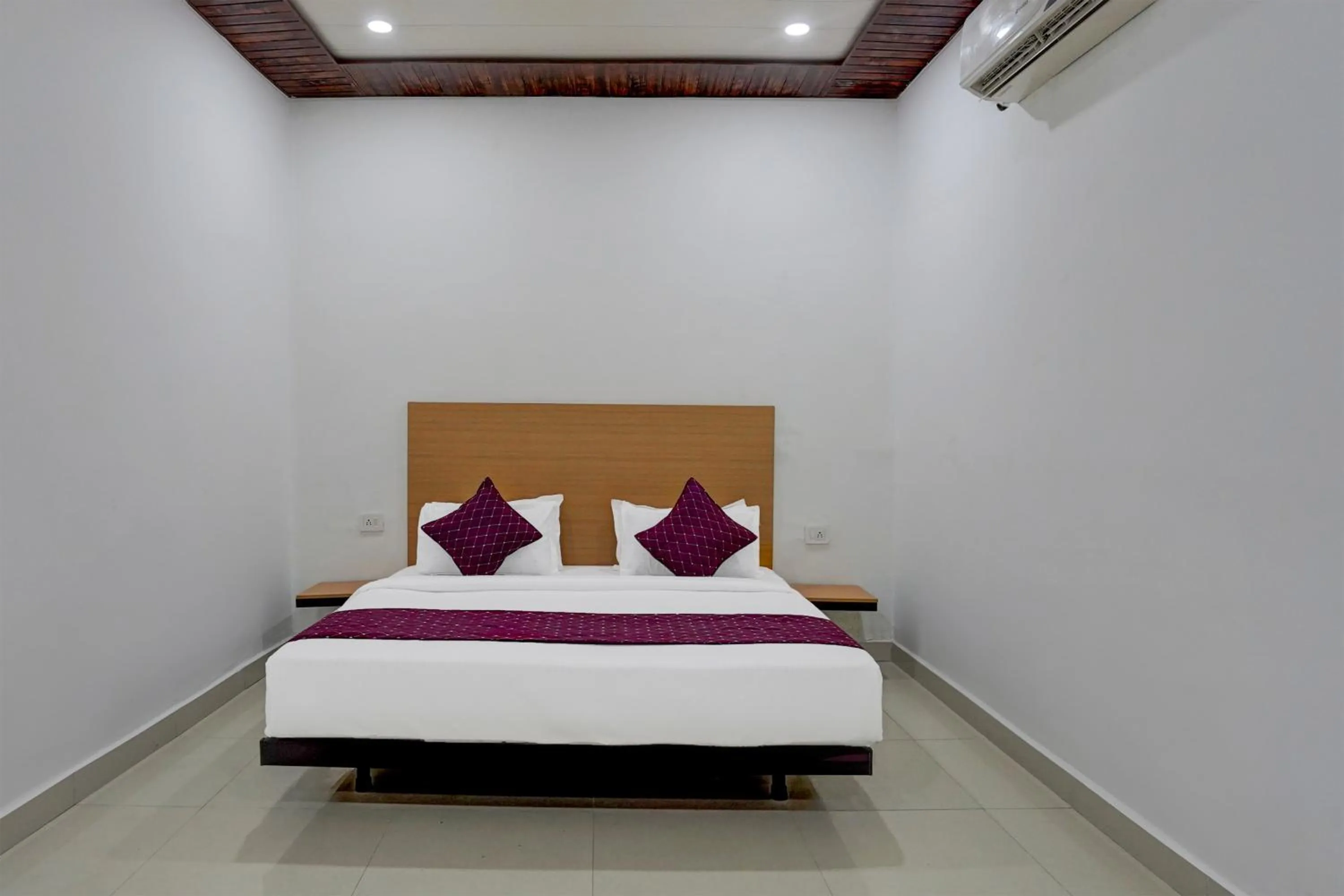 Bed in Hotel Down Town - Noida Sector 15 By Quadis