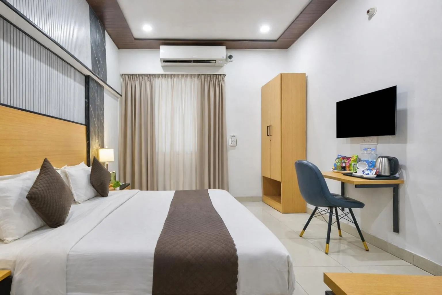 Communal lounge/ TV room, Bed in Hotel Downtown by Quadis - Sector 15 Noida