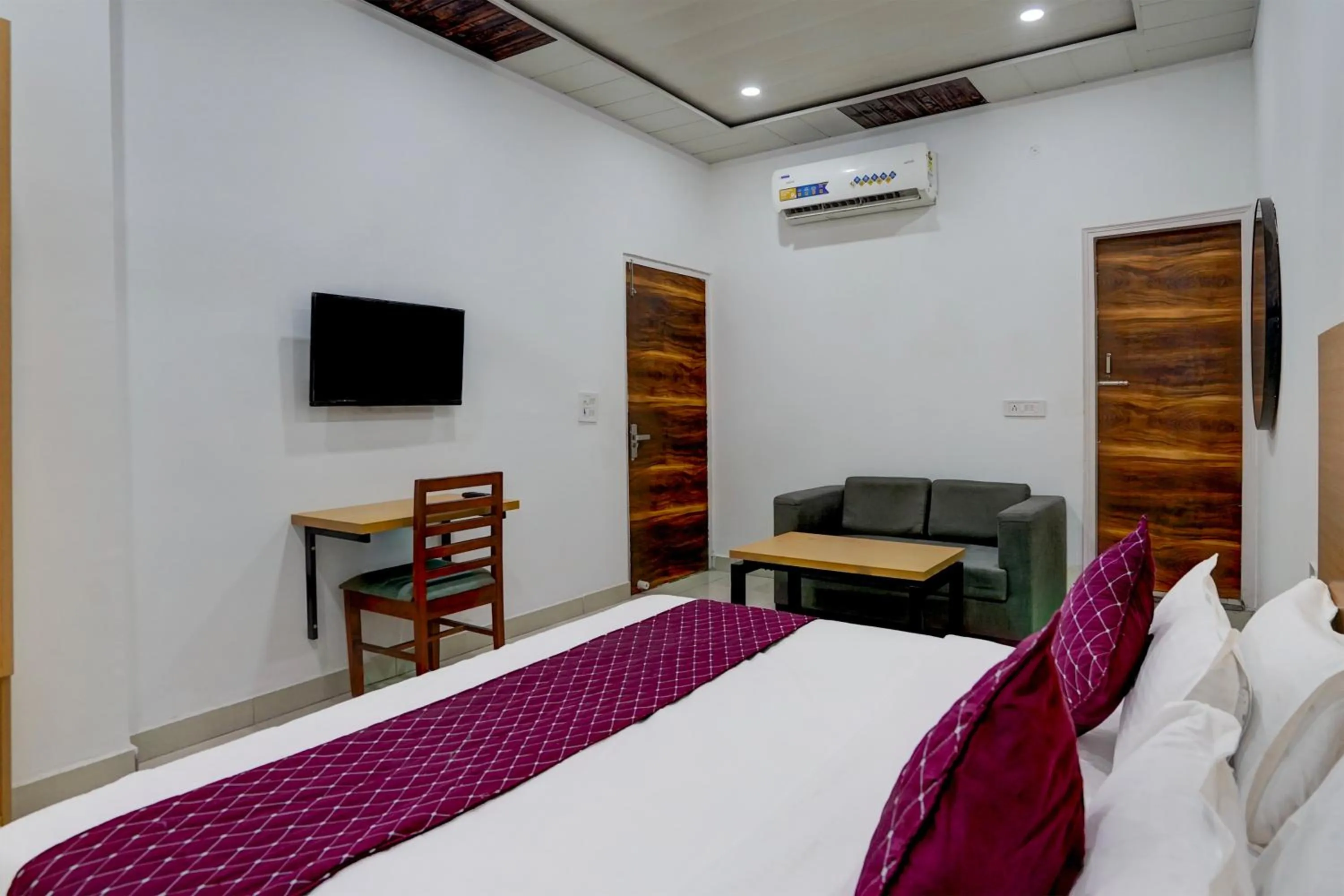 Communal lounge/ TV room, Bed in Hotel Down Town - Noida Sector 15 By Quadis