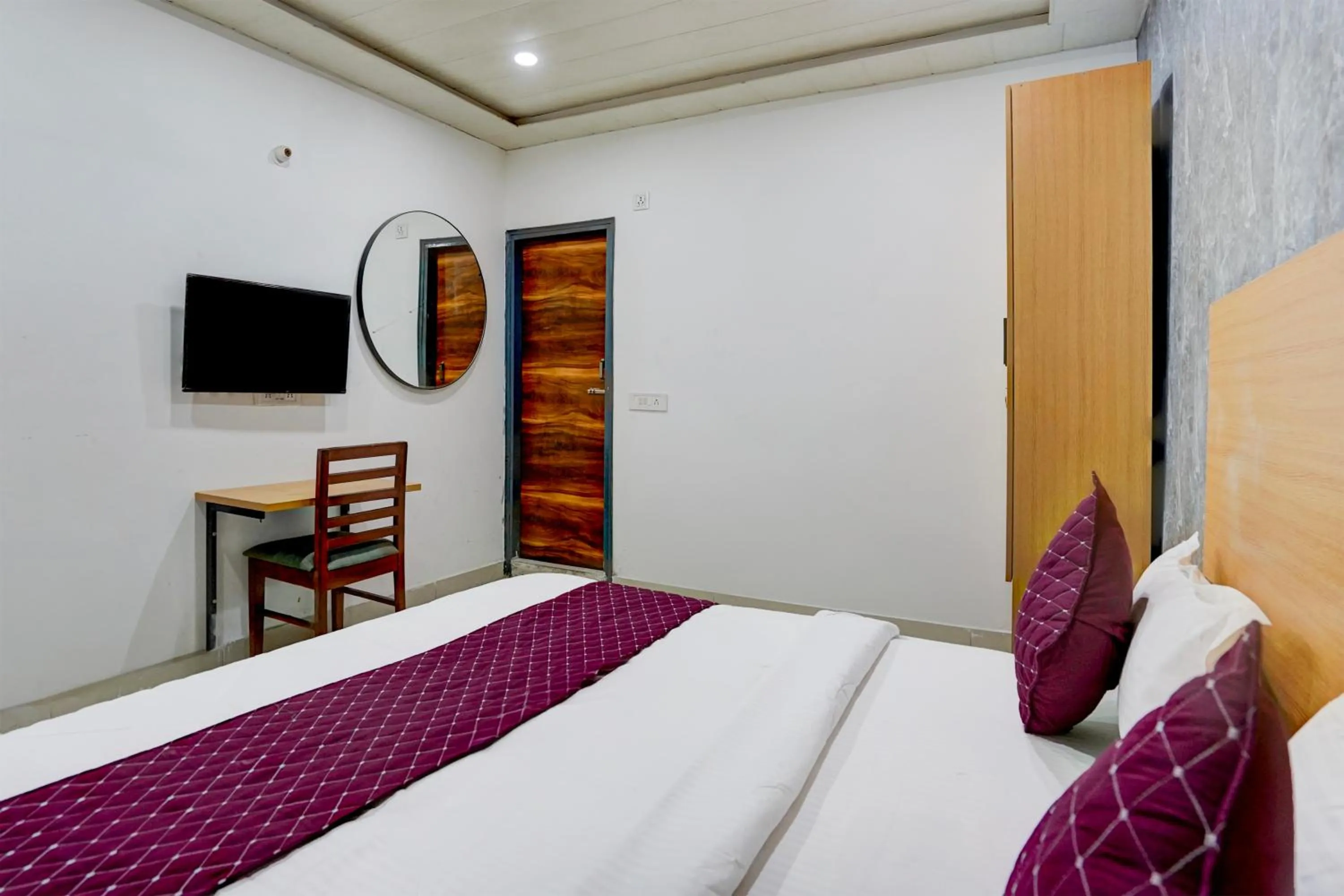 Communal lounge/ TV room, Bed in Hotel Down Town - Noida Sector 15 By Quadis