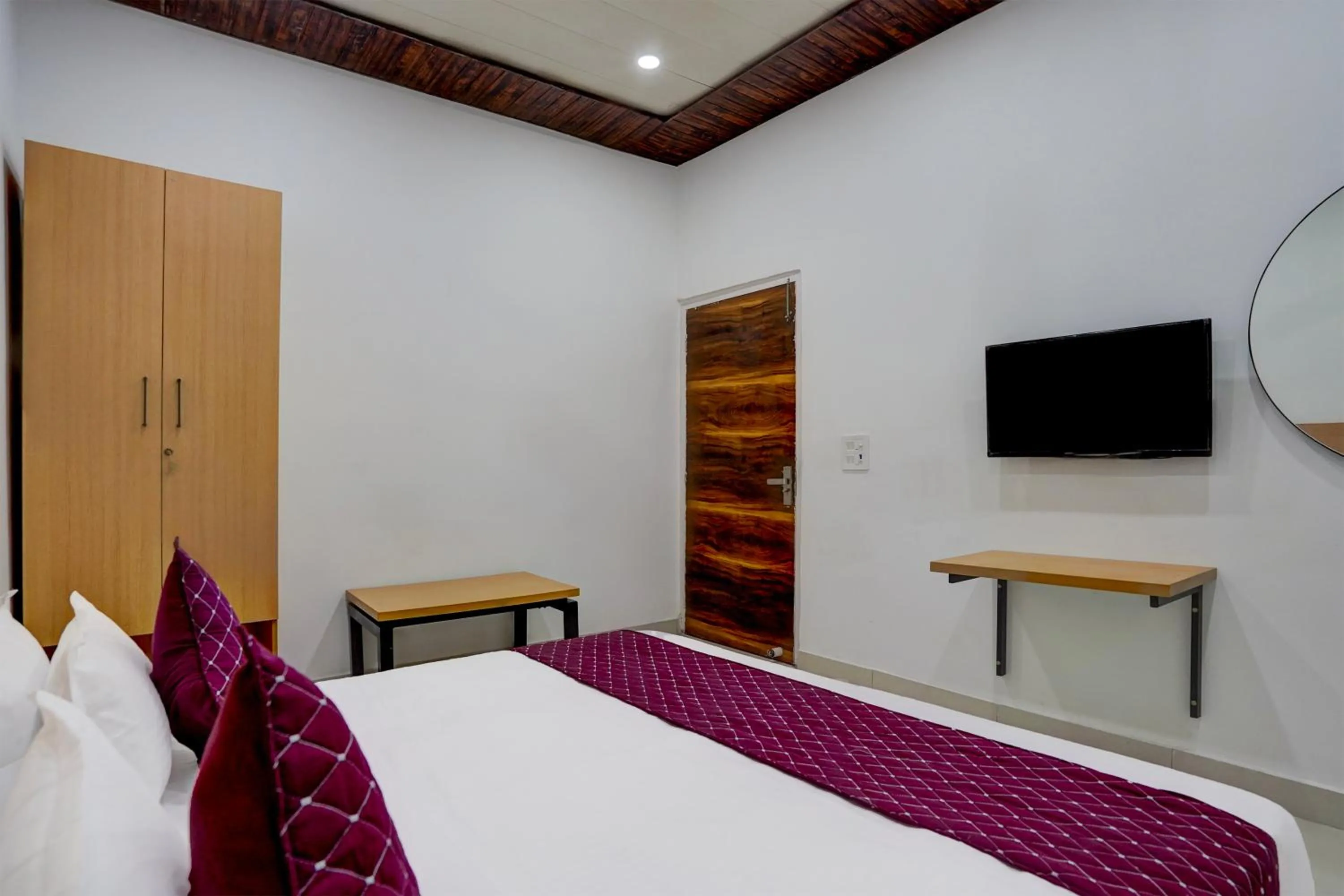 Communal lounge/ TV room, Bed in Hotel Down Town - Noida Sector 15 By Quadis