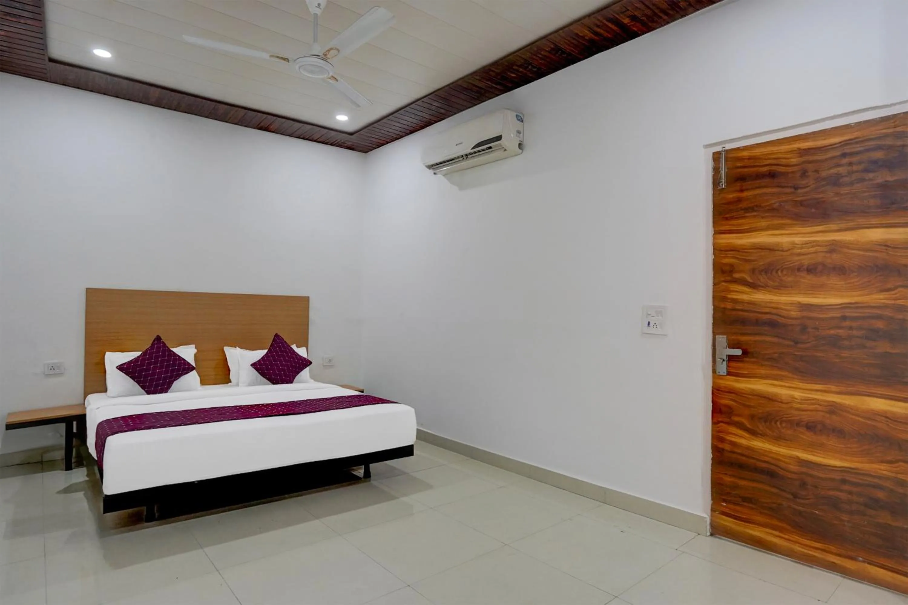 Bed in Hotel Down Town - Noida Sector 15 By Quadis