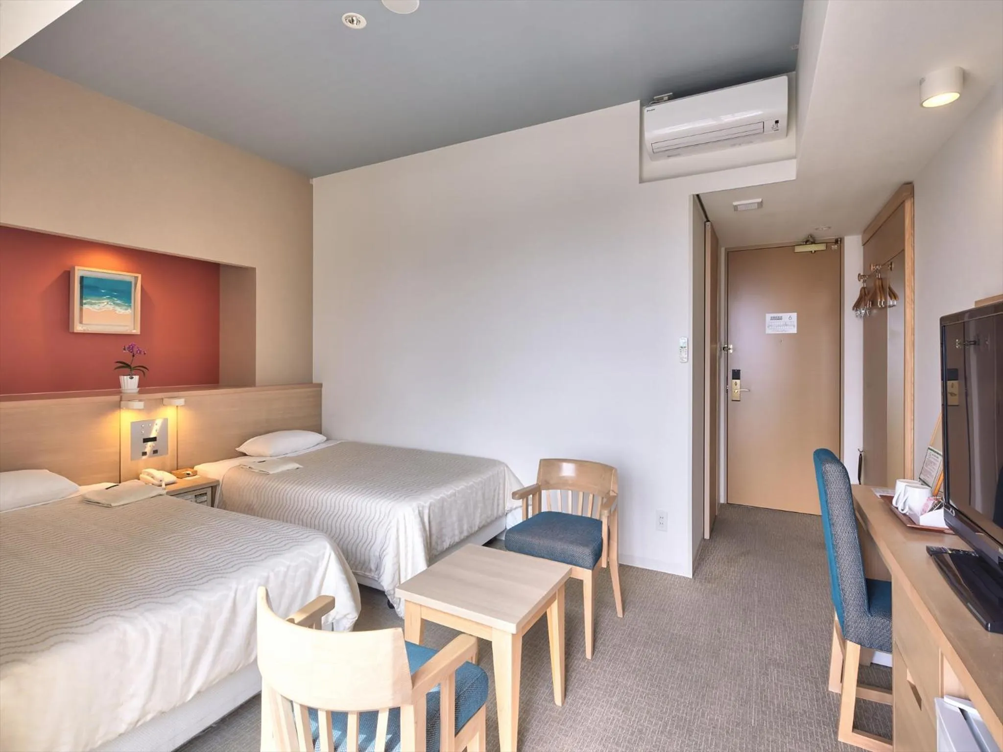 Photo of the whole room, Bed in Hotel Risingsun Miyakojima