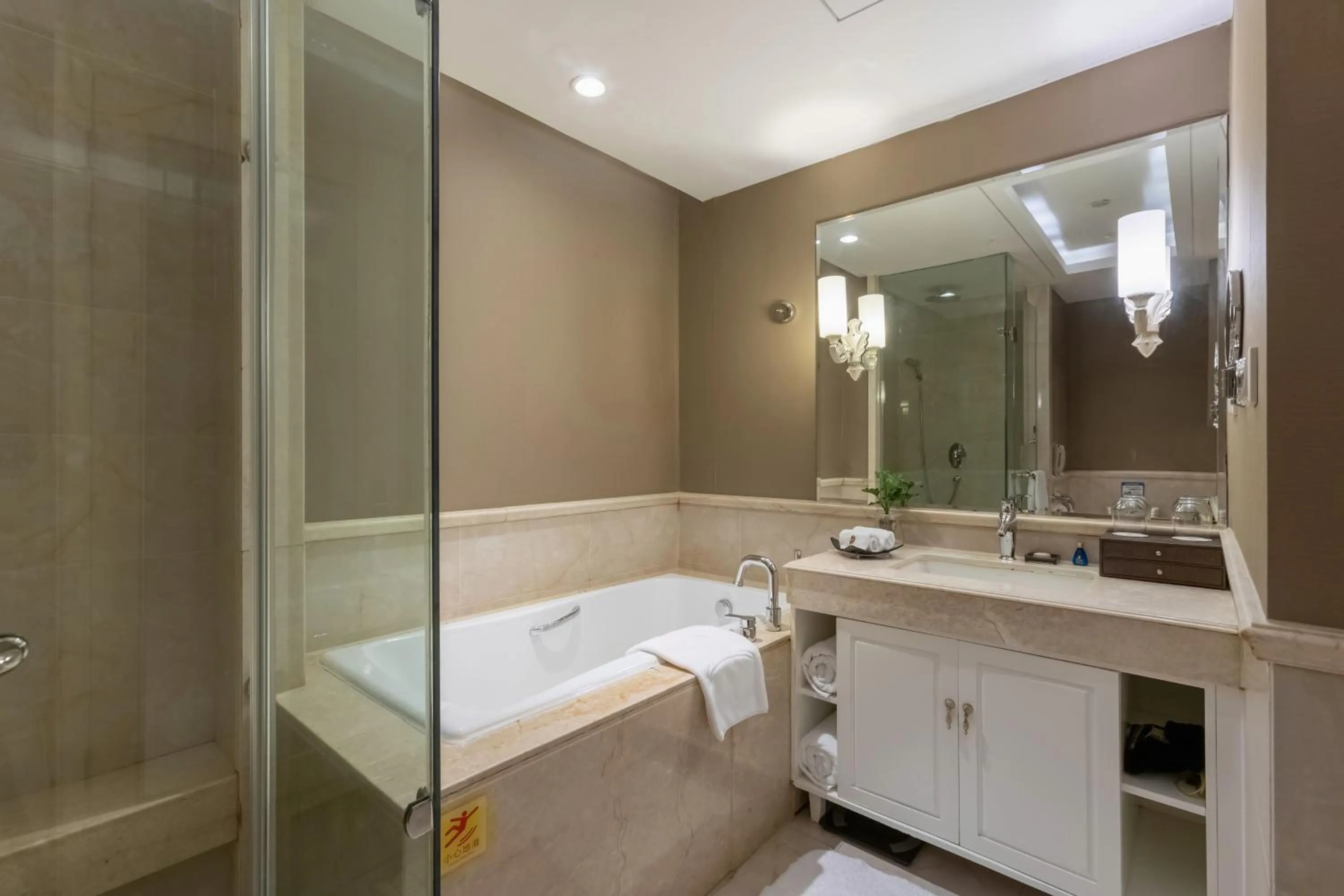 Toilet in Xinhua Media Hotel