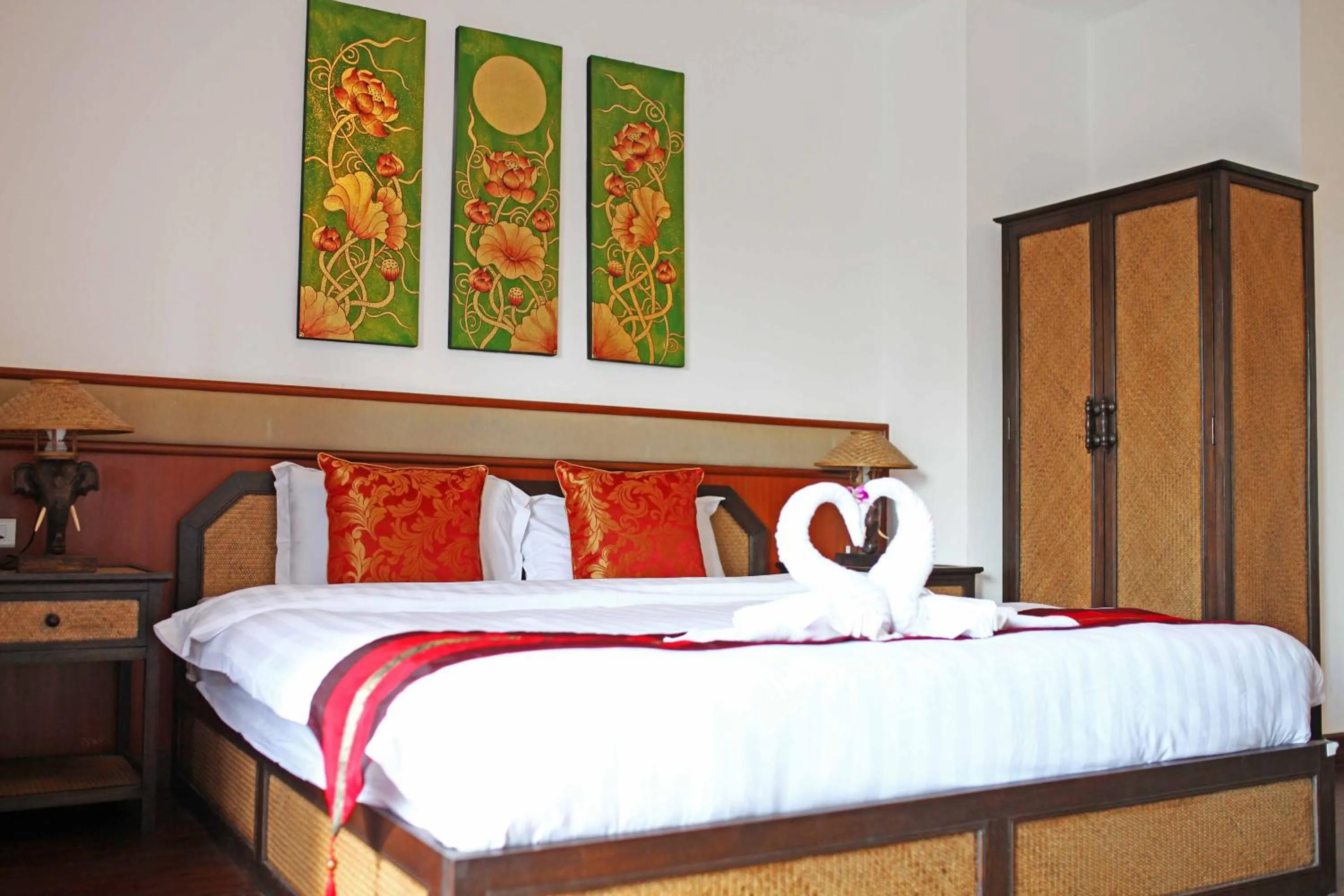 Photo of the whole room, Bed in Jade Tower